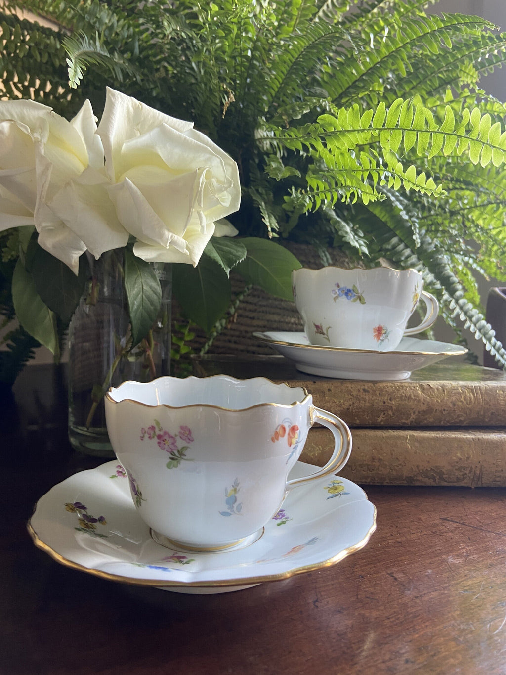 Pareja de tazas de té en porcelana alemana "Meissen".