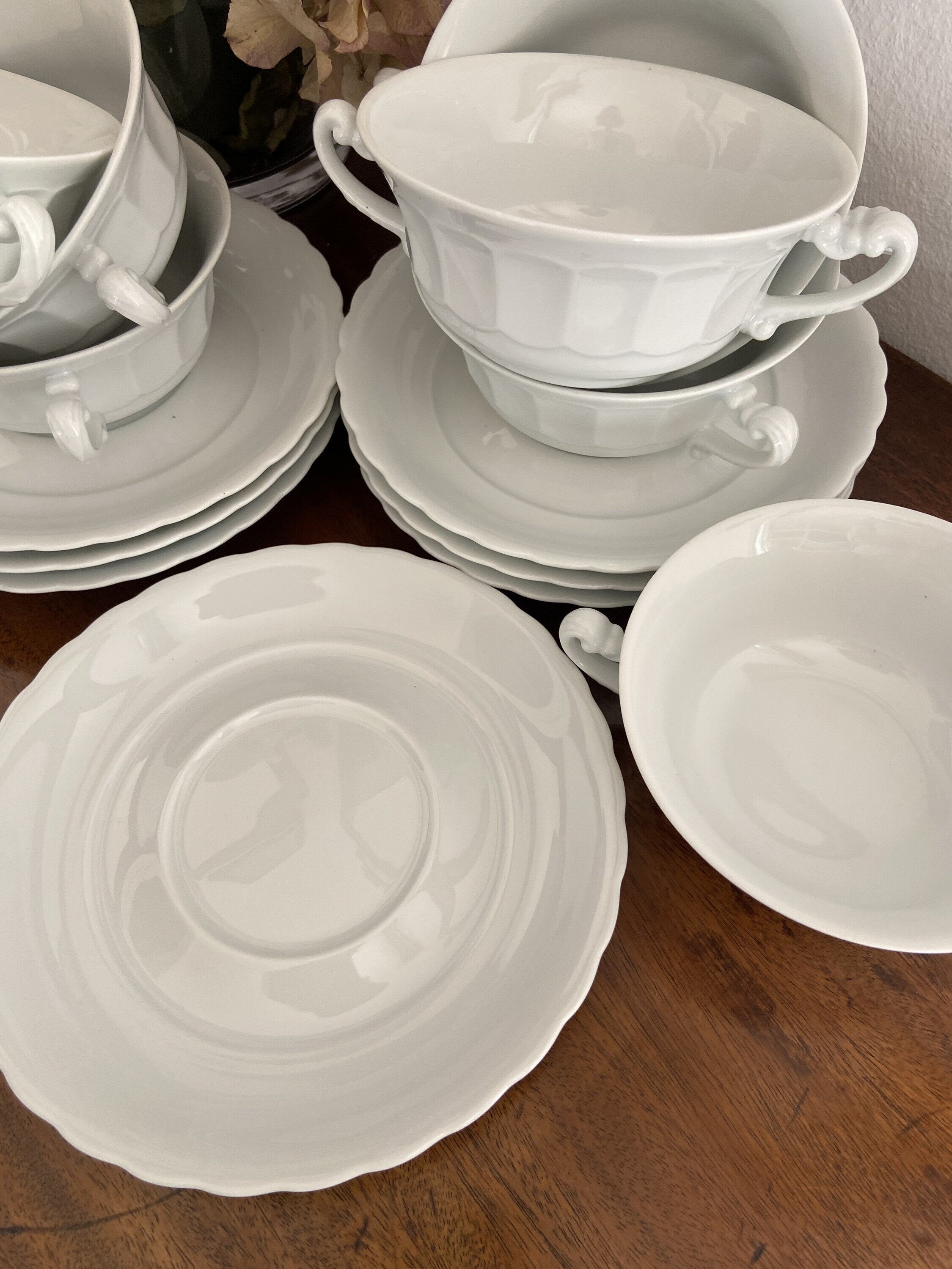 8 tazas de consomé en porcelana blanca