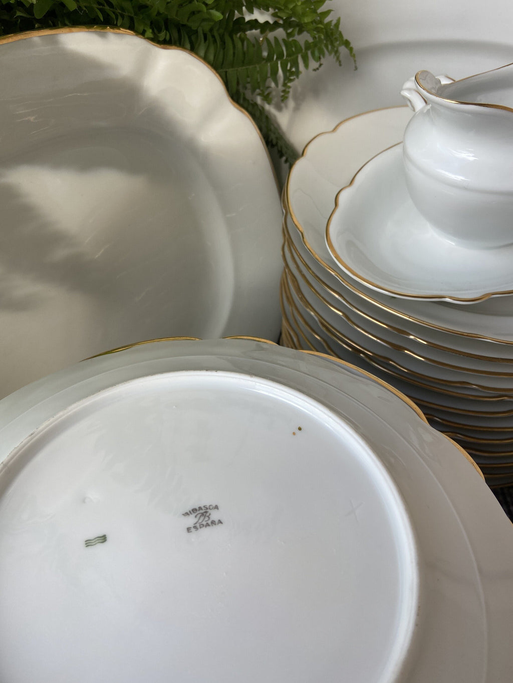 Vajilla en porcelana blanca con filo dorado "Bidasoa".