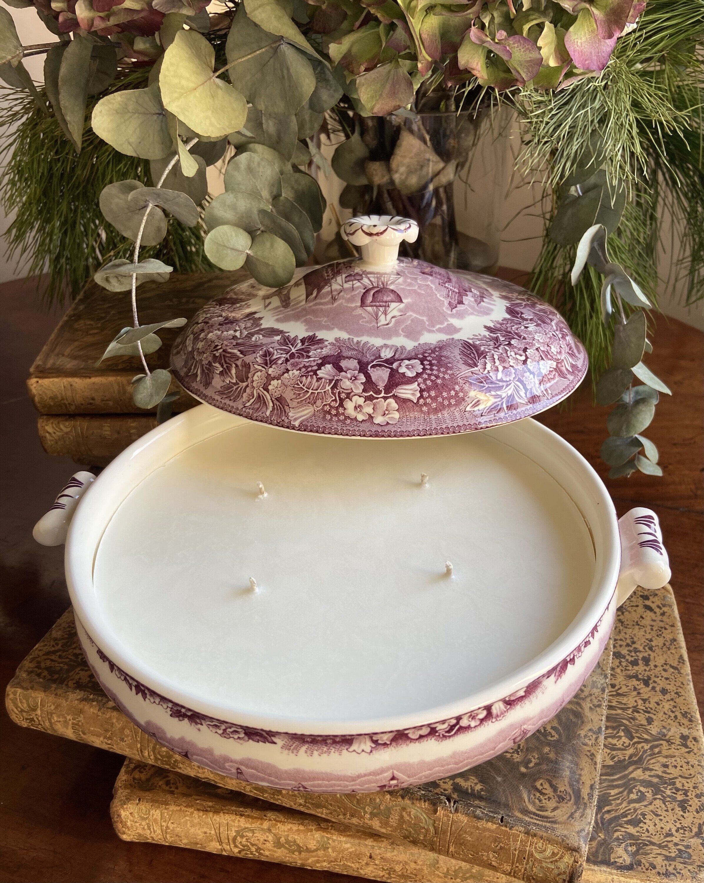 Vela en legumbrera de loza inglesa "Wedgwood".