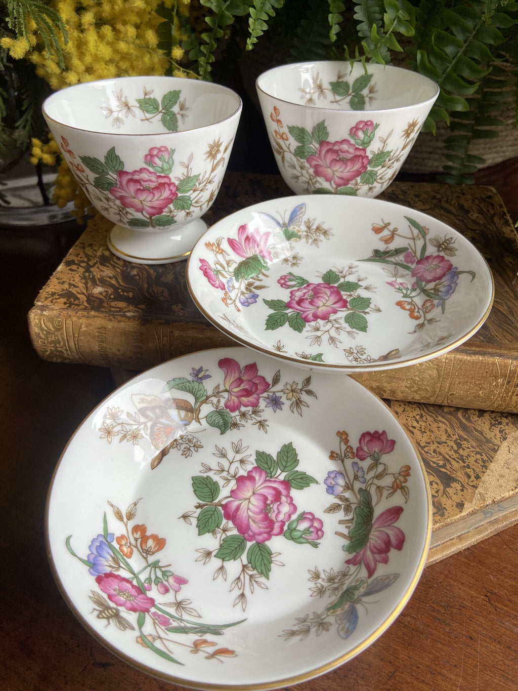 Pareja de tazas sin asa/boles en porcelana inglesa "Wedgwood"