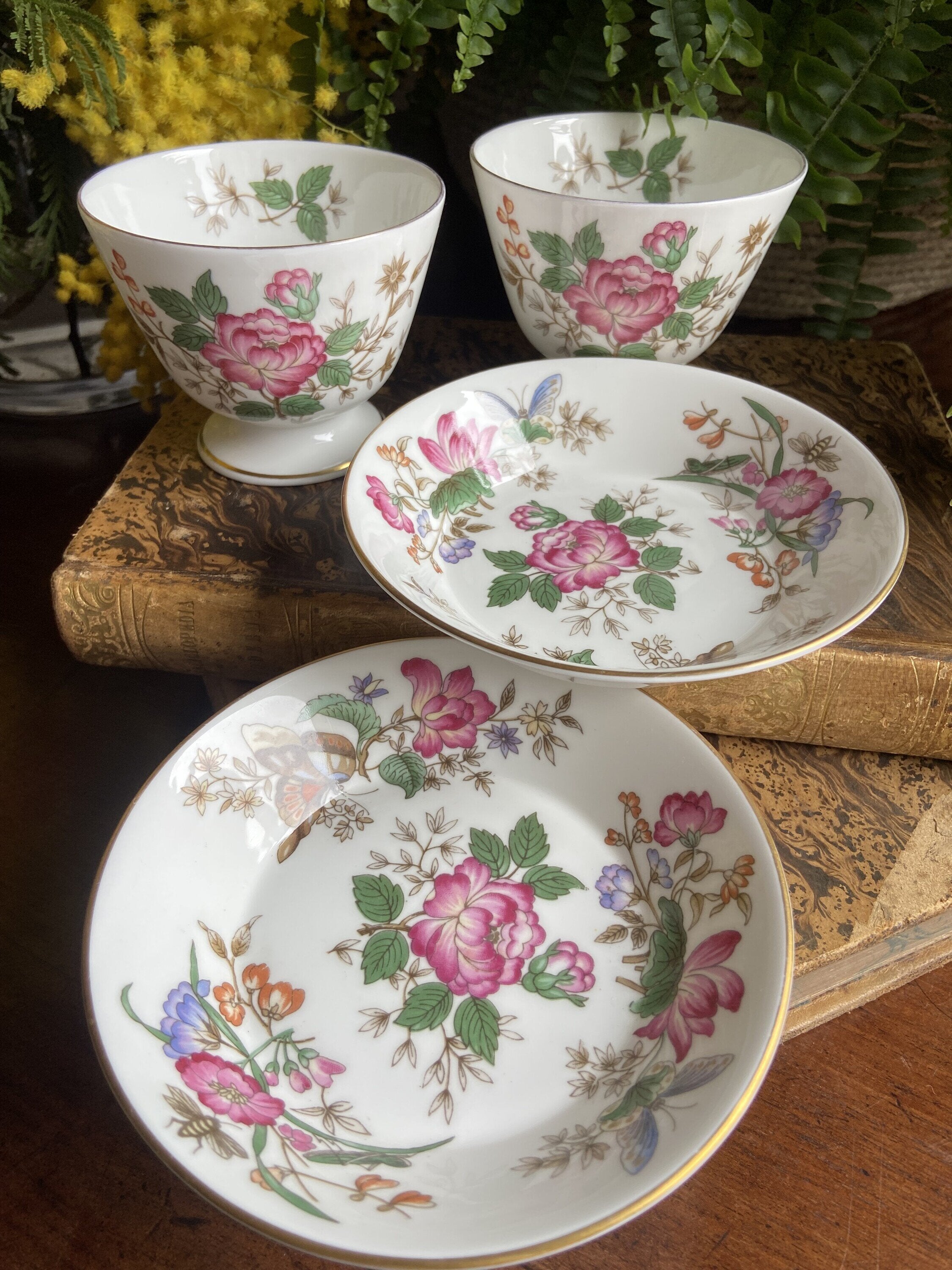 Pareja de tazas sin asa/boles en porcelana inglesa "Wedgwood"