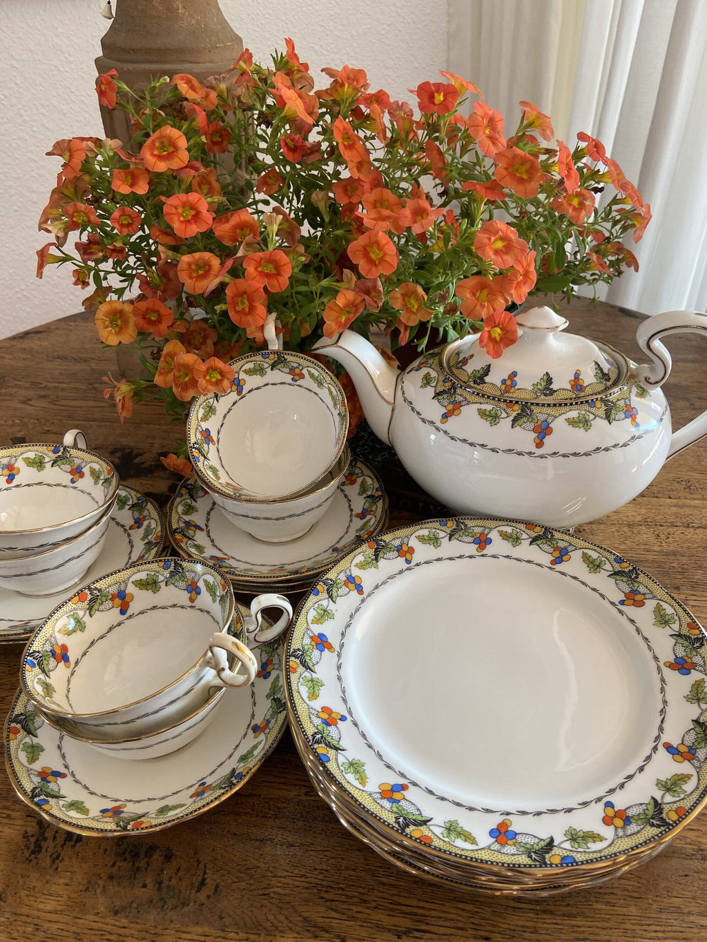 Tetera, 6 tazas de té/desayuno y 6 platos en porcelana inglesa "Ansley".