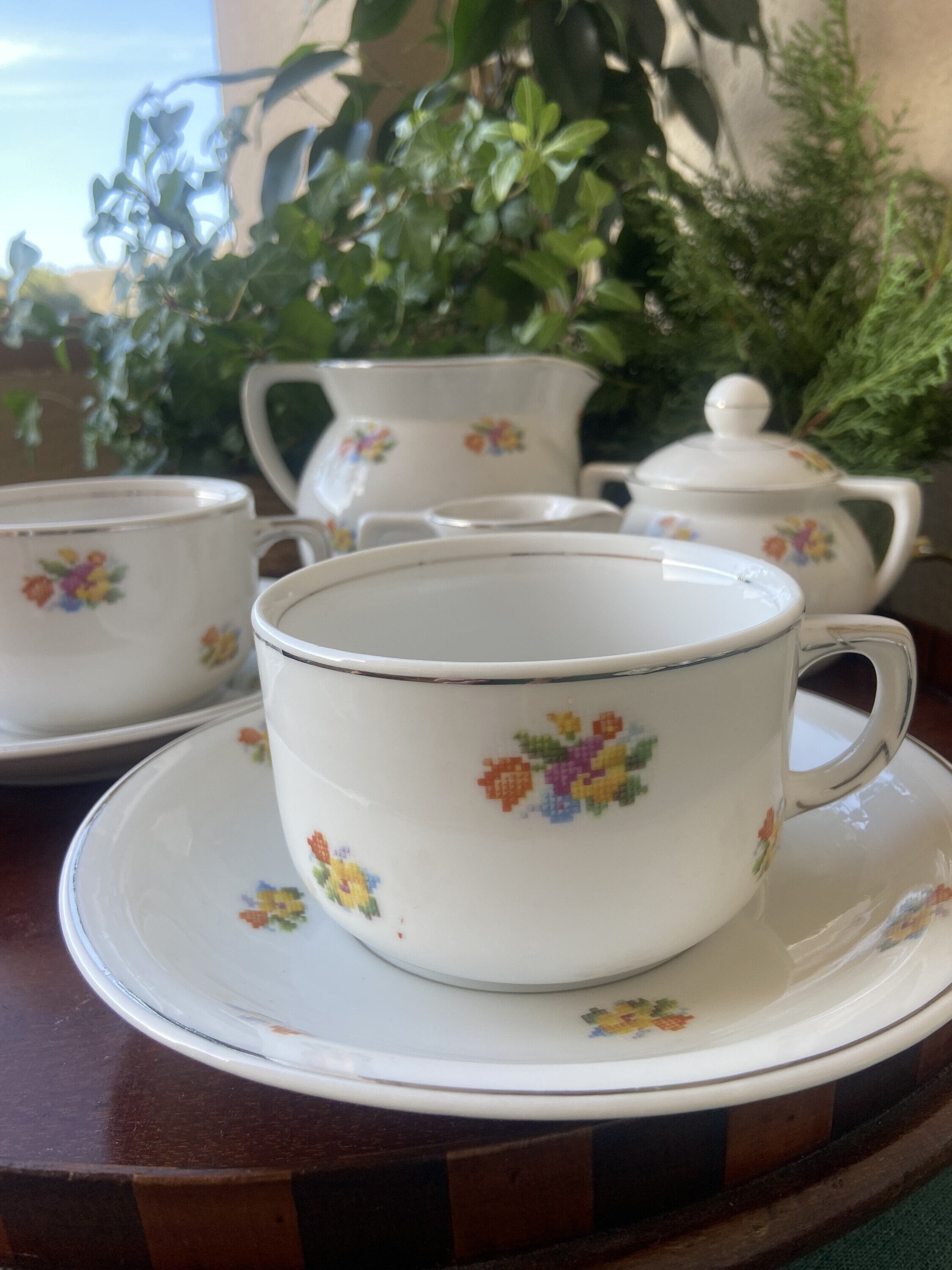 Pareja tazas desayuño, azucarero y jarras en porcelana alemana "Jager".