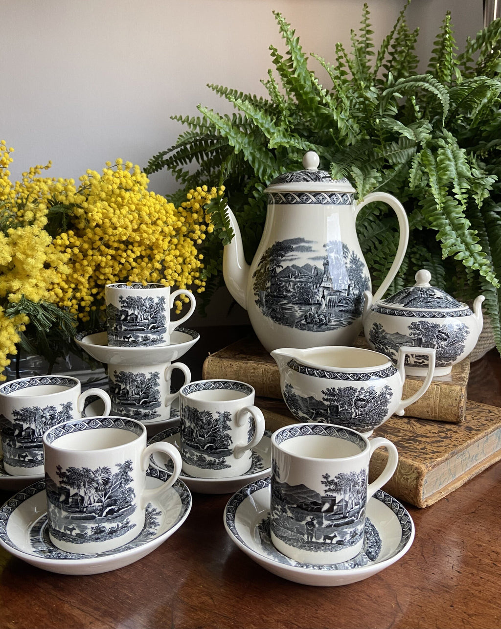 Juego de café en porcelana inglesa "Wedgwood" (mod. Lugano).
