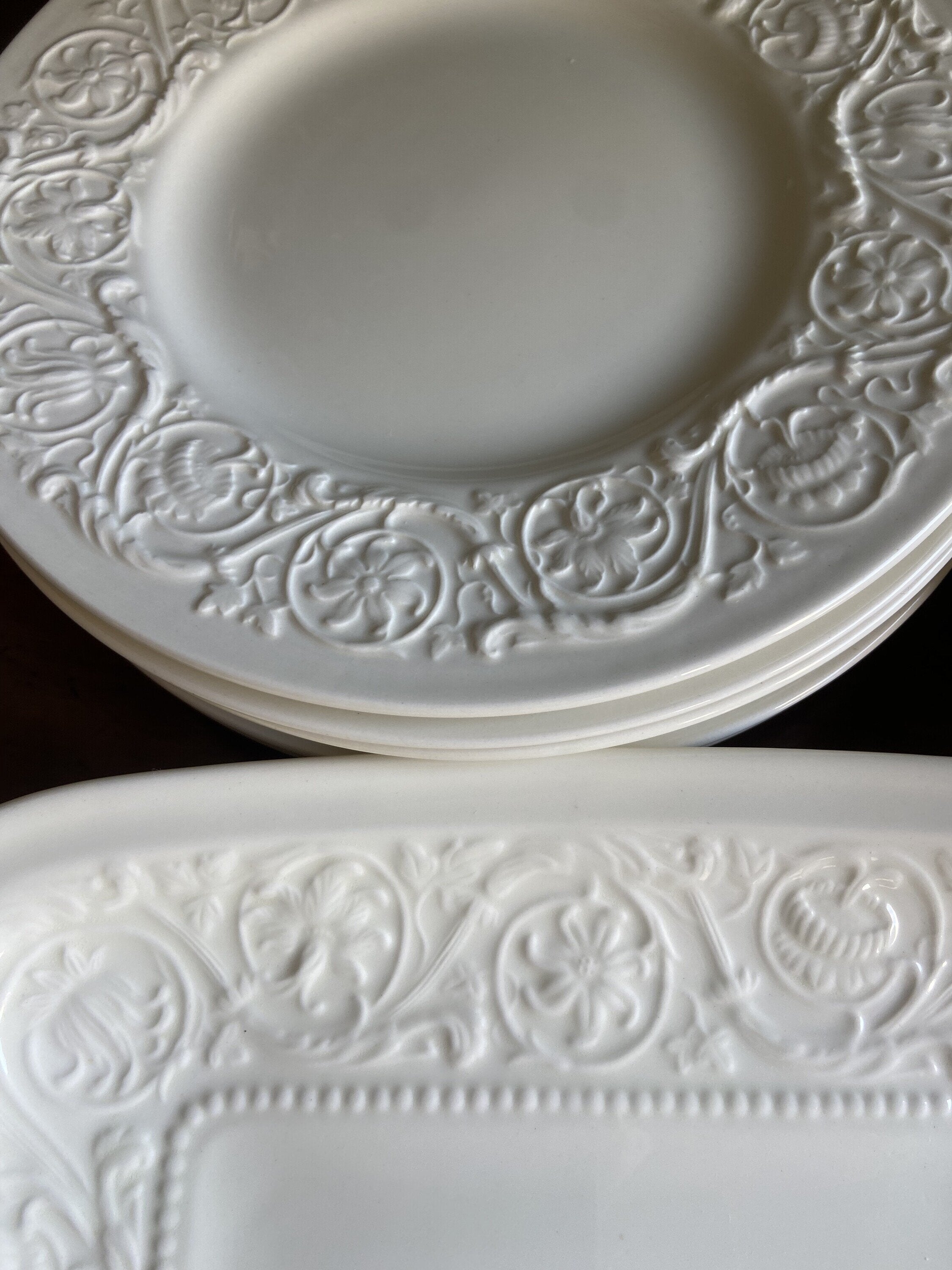 Fuente y 12 platos merienda en porcelana "Wedgwood" (mod. Barlaston).