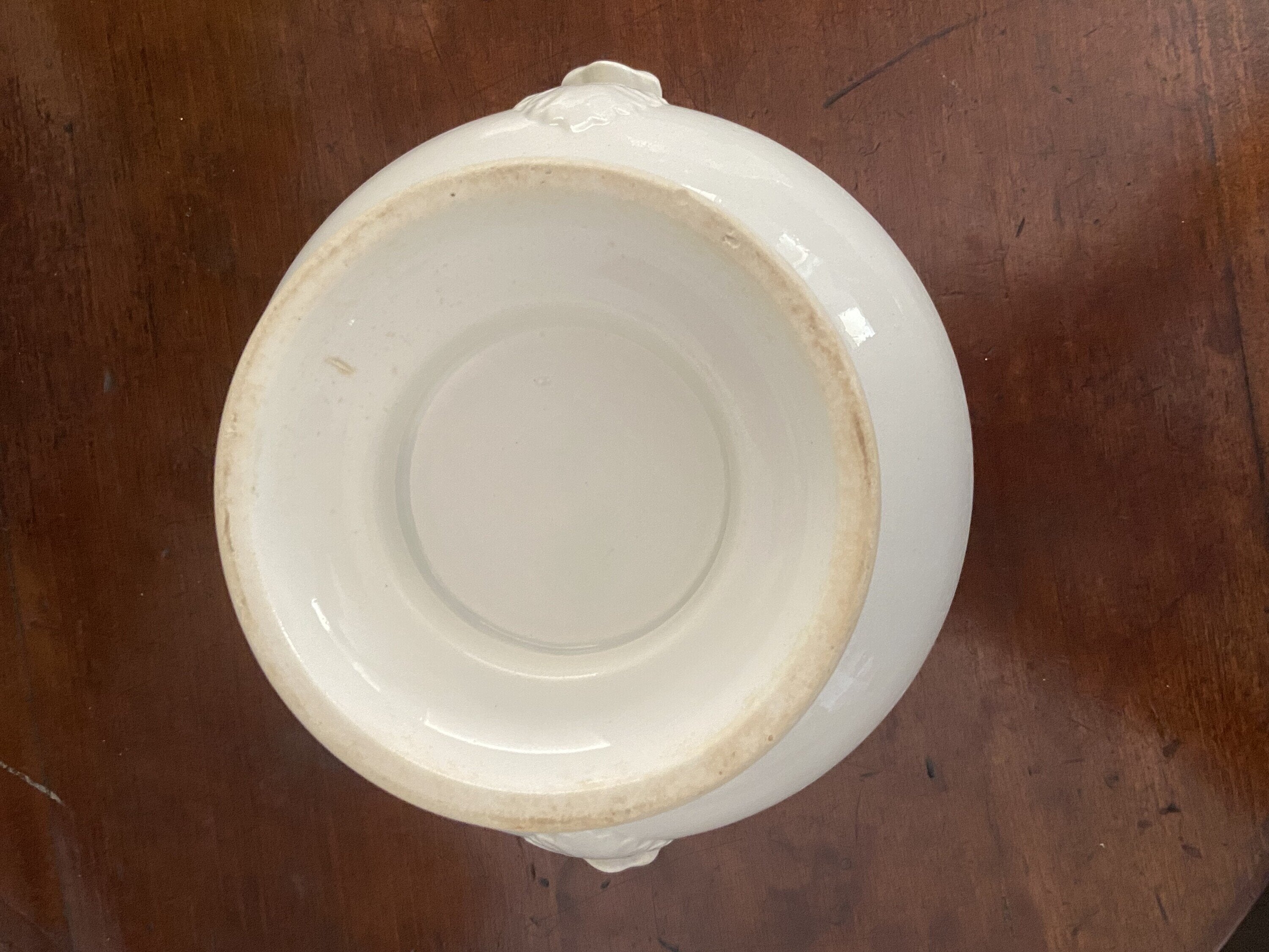 Sopera redonda en porcelana blanca.