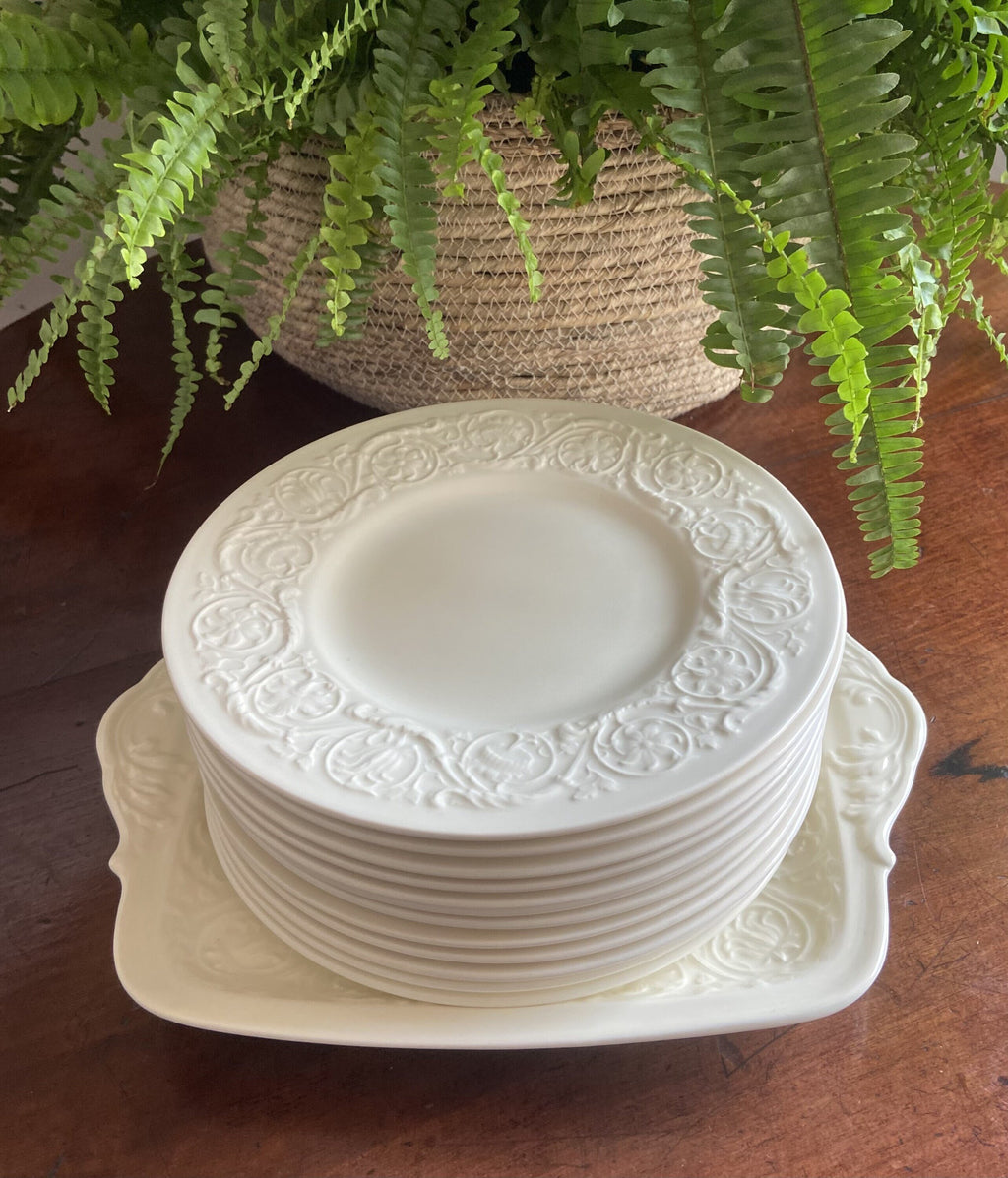 Fuente y 12 platos merienda en porcelana "Wedgwood" (mod. Barlaston).