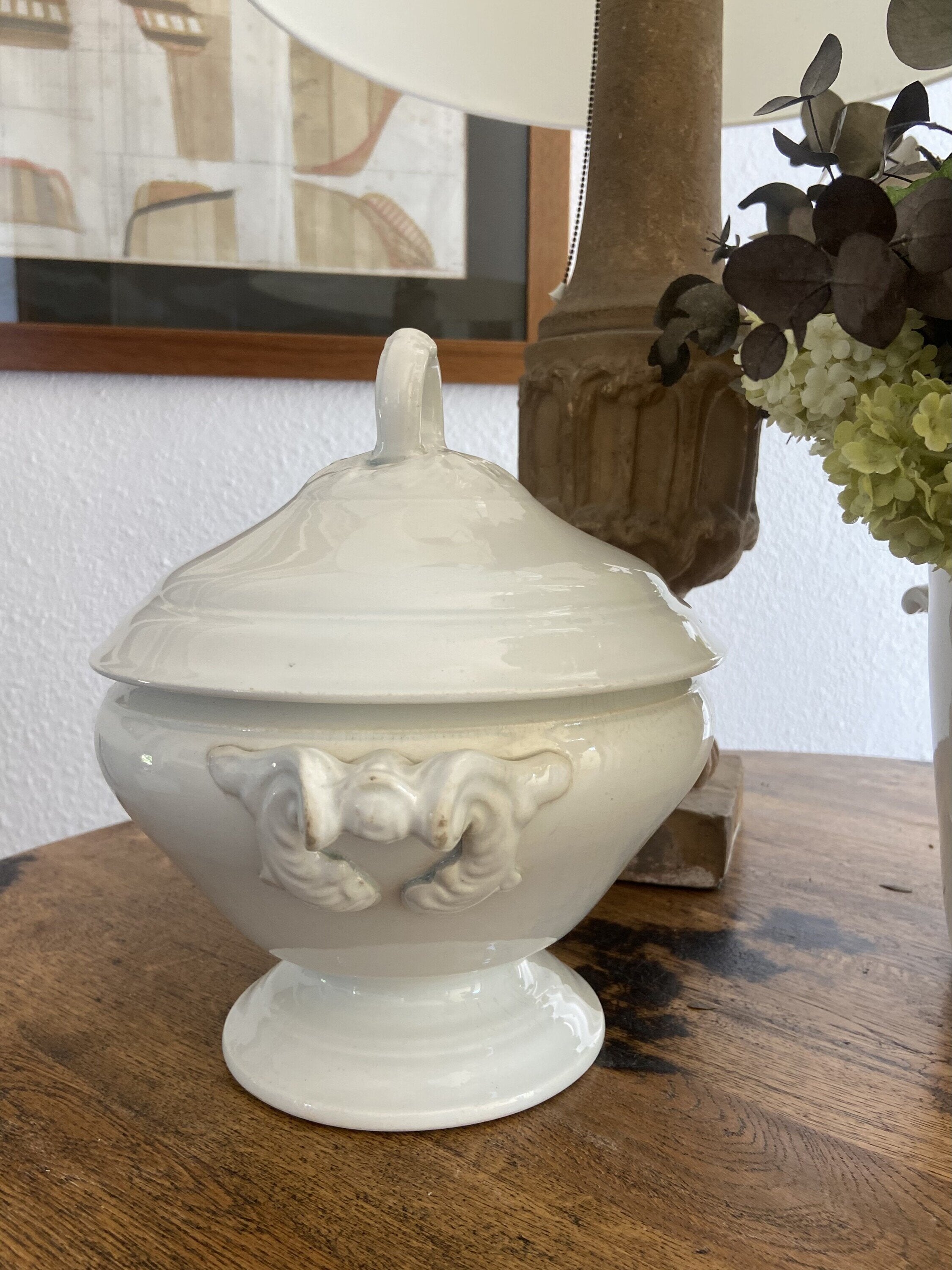 Sopera redonda blanca en porcelana  francesa "Luneville"
