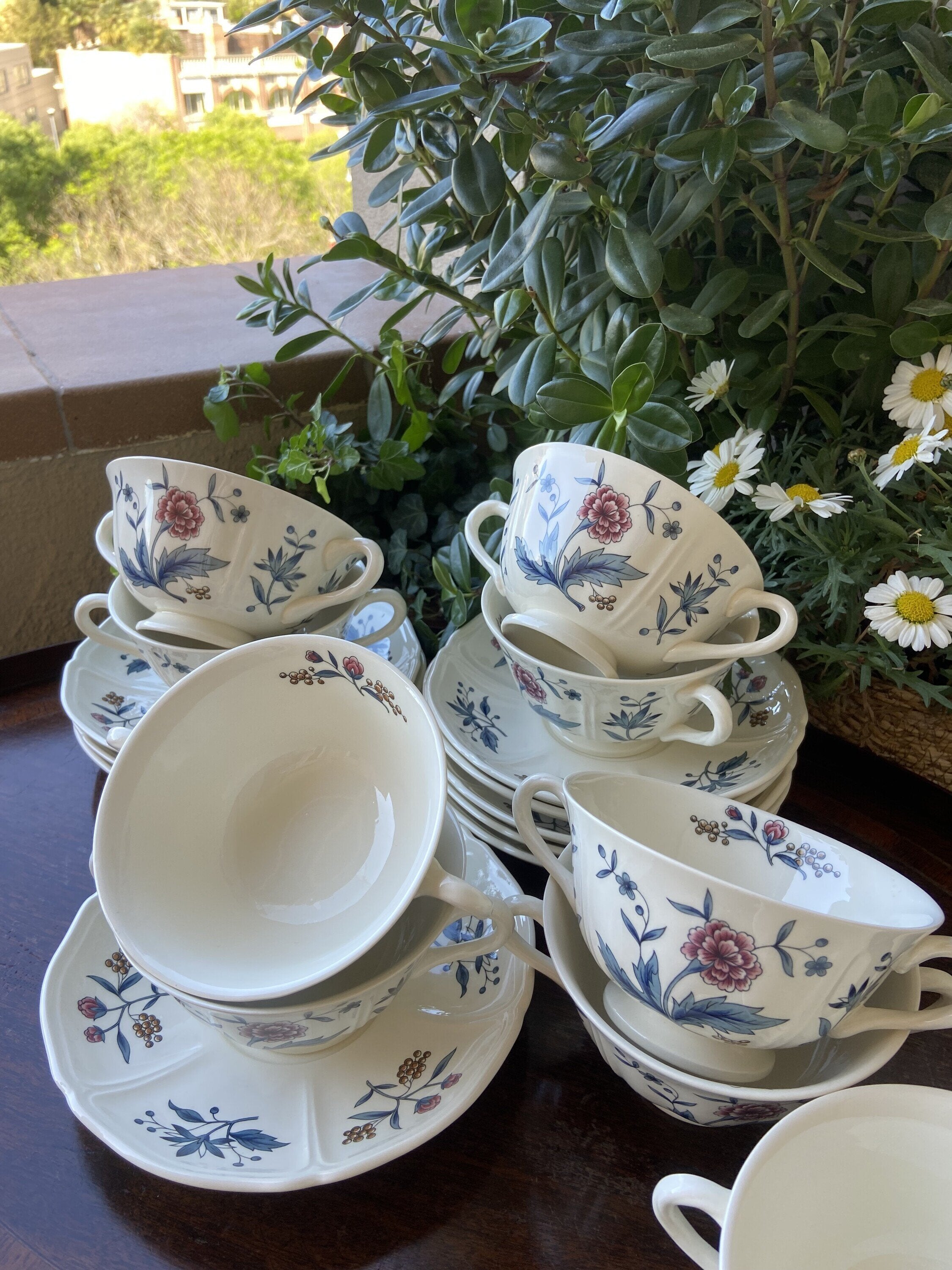 9 tazas de consomé en loza inglesa "Wedwood".