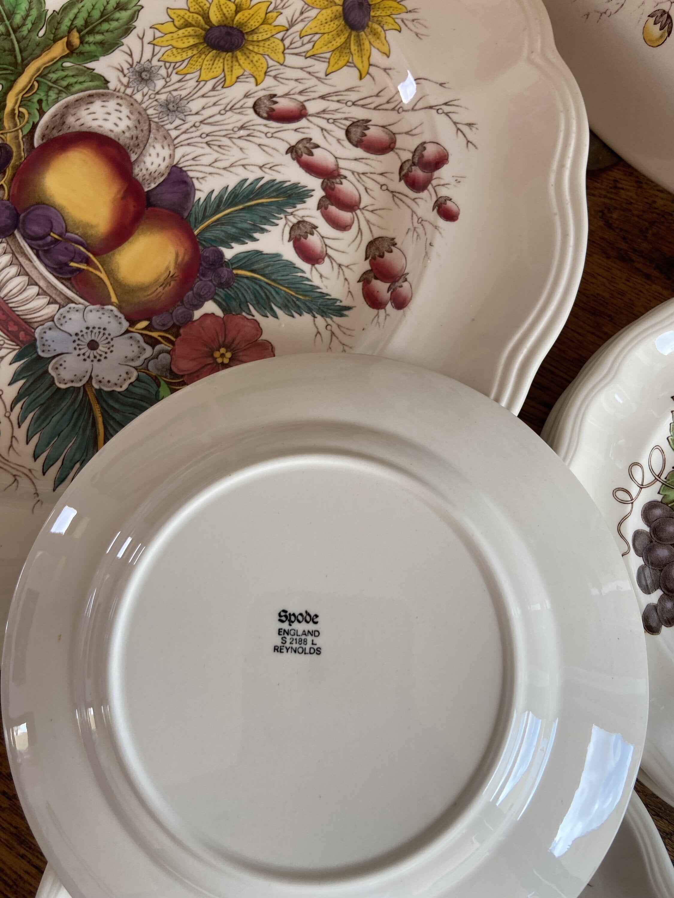 Fuente y 6 platos de merienda en loza inglesa "Spode".