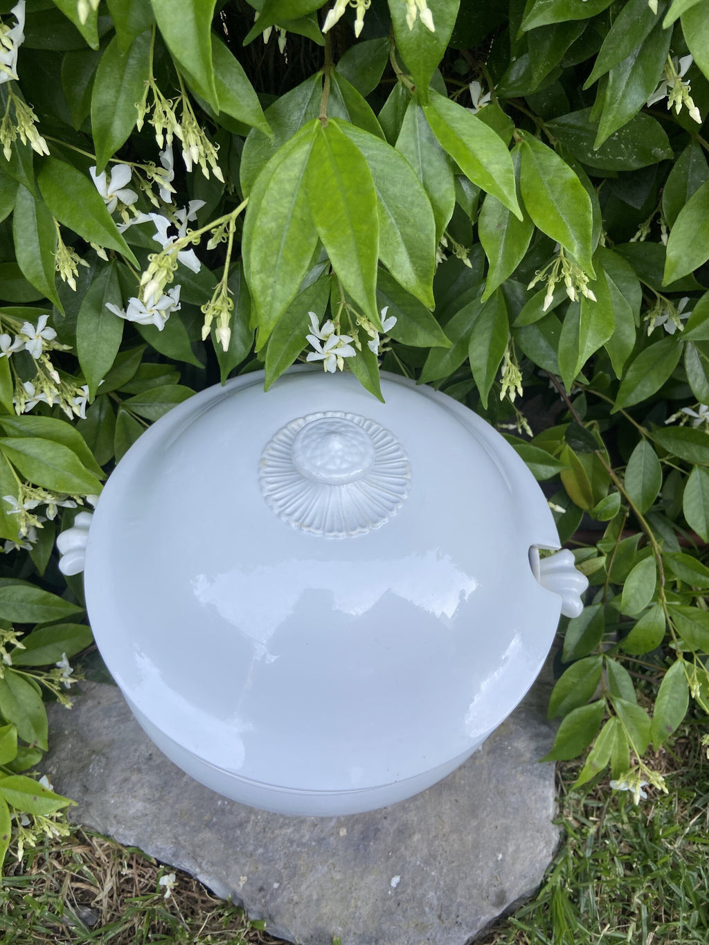 Sopera redonda blanca grande.