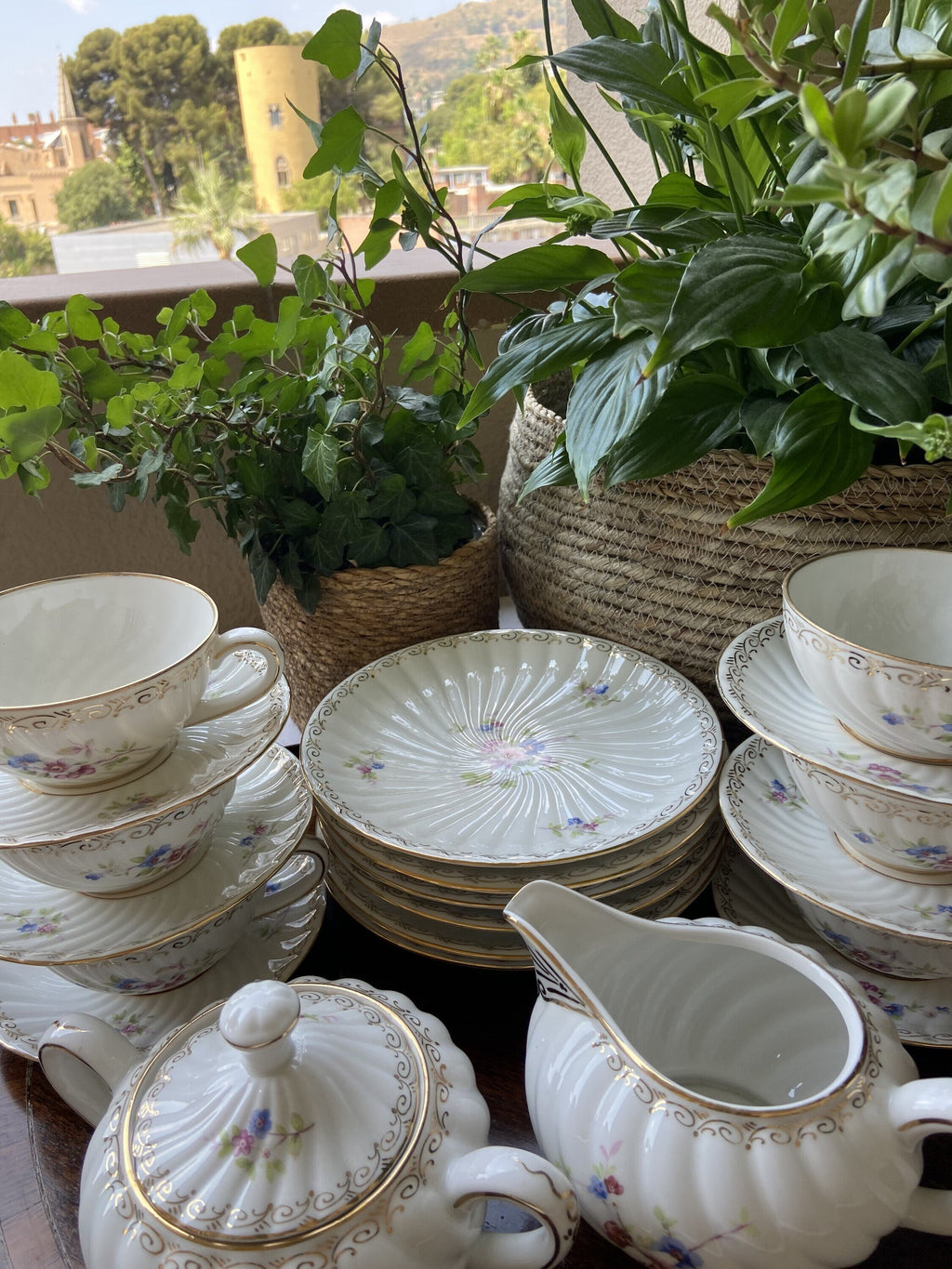6 tazas de té, azucarero, lechera y 6 platos merienda.