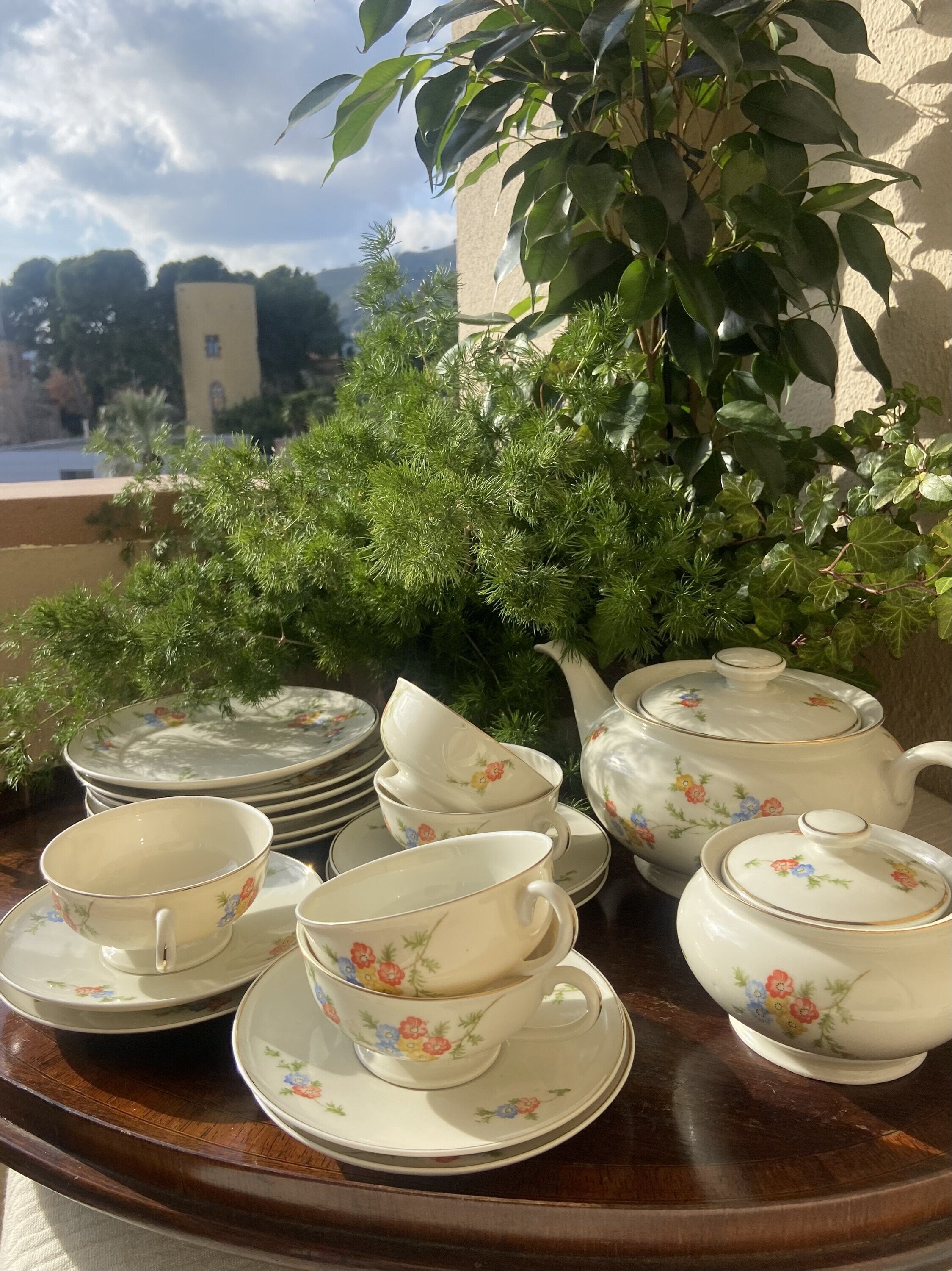 Juego de té y 6 platos de merienda en porcelana suiza "Langenthal"