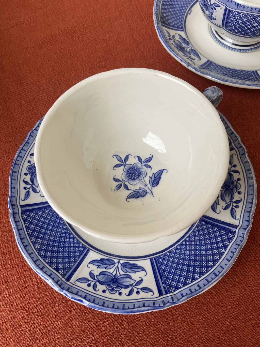 2 trios con tazas de desayuno loza francesa "Sarreguemines".
