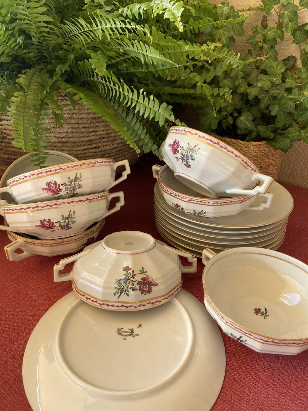 8 tazas de consomé en porcelana "Vista Alegre"