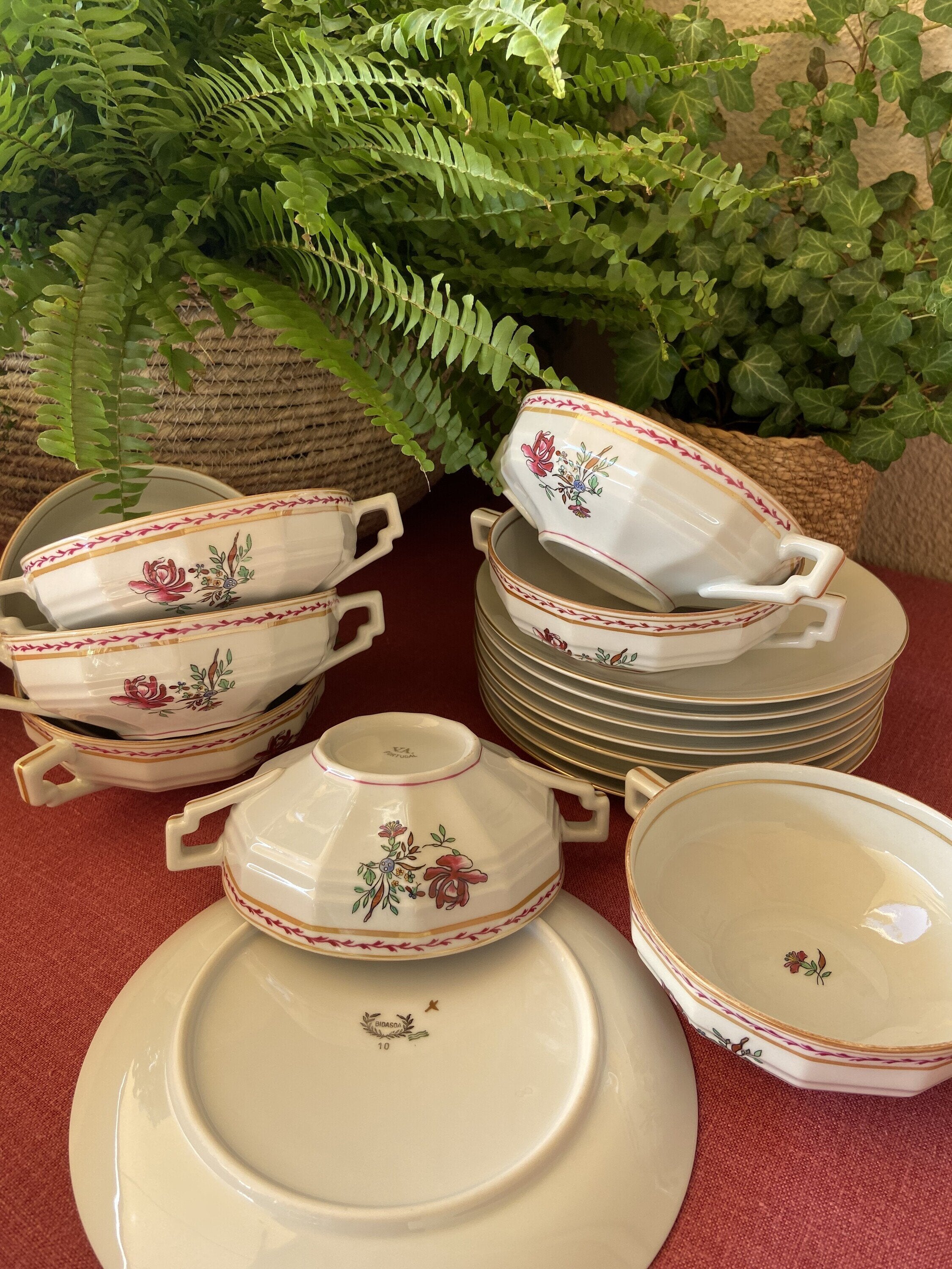 8 tazas de consomé en porcelana "Vista Alegre"