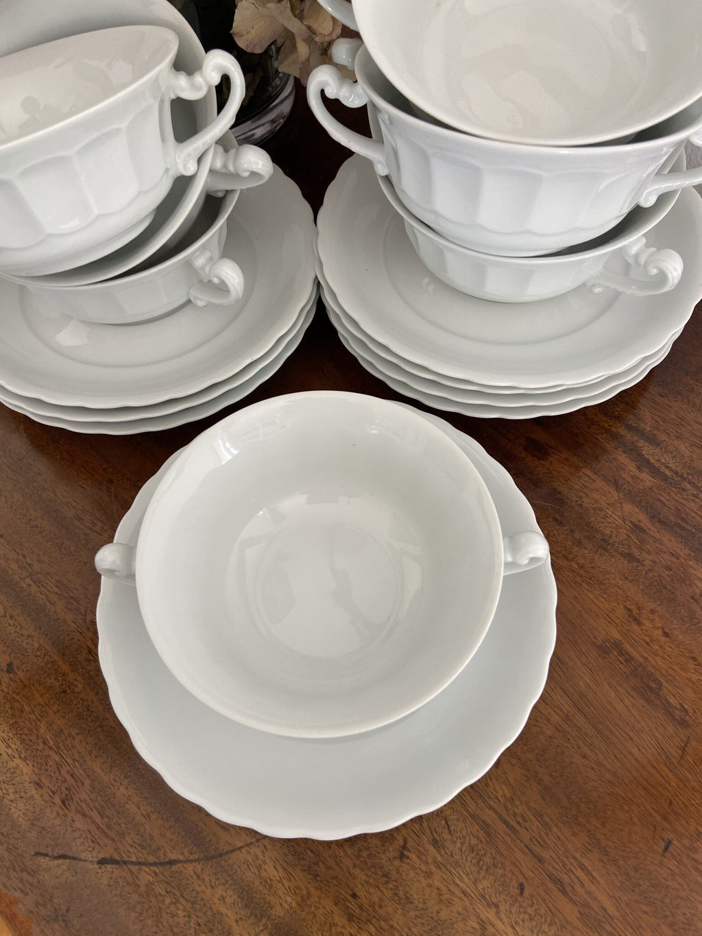 8 tazas de consomé en porcelana blanca