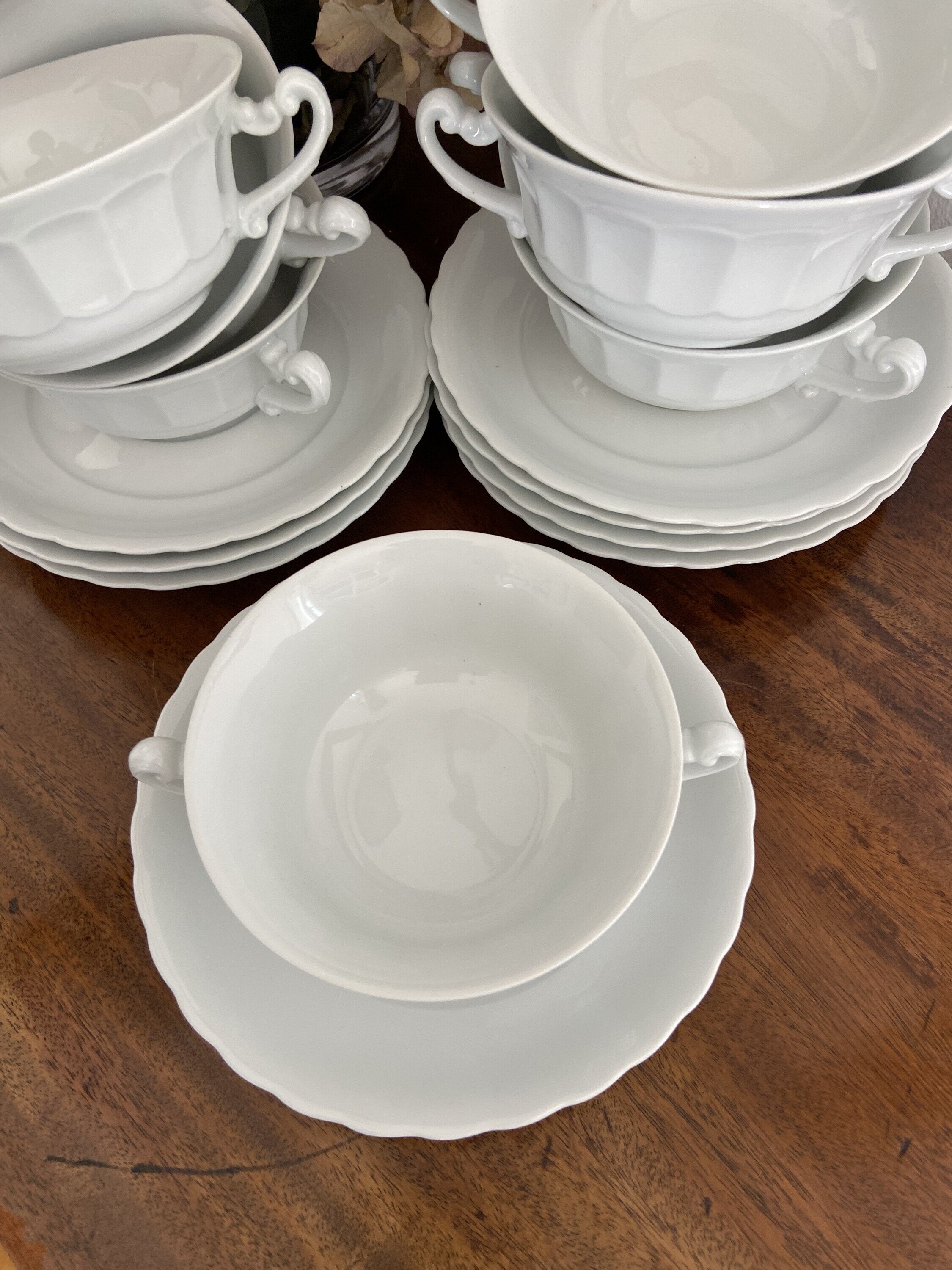 8 tazas de consomé en porcelana blanca