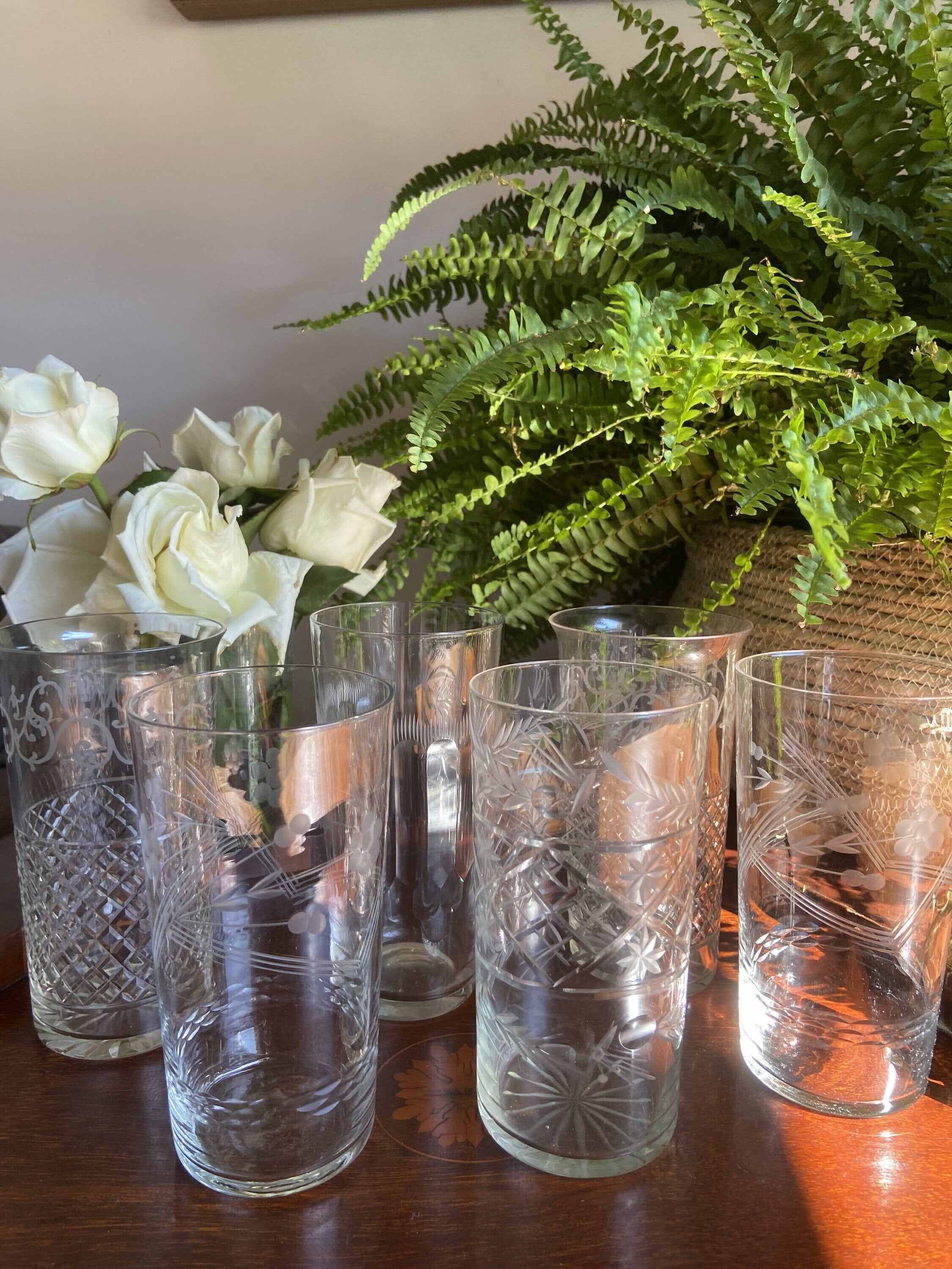 6 vasos de refresco con diferentes tallas.