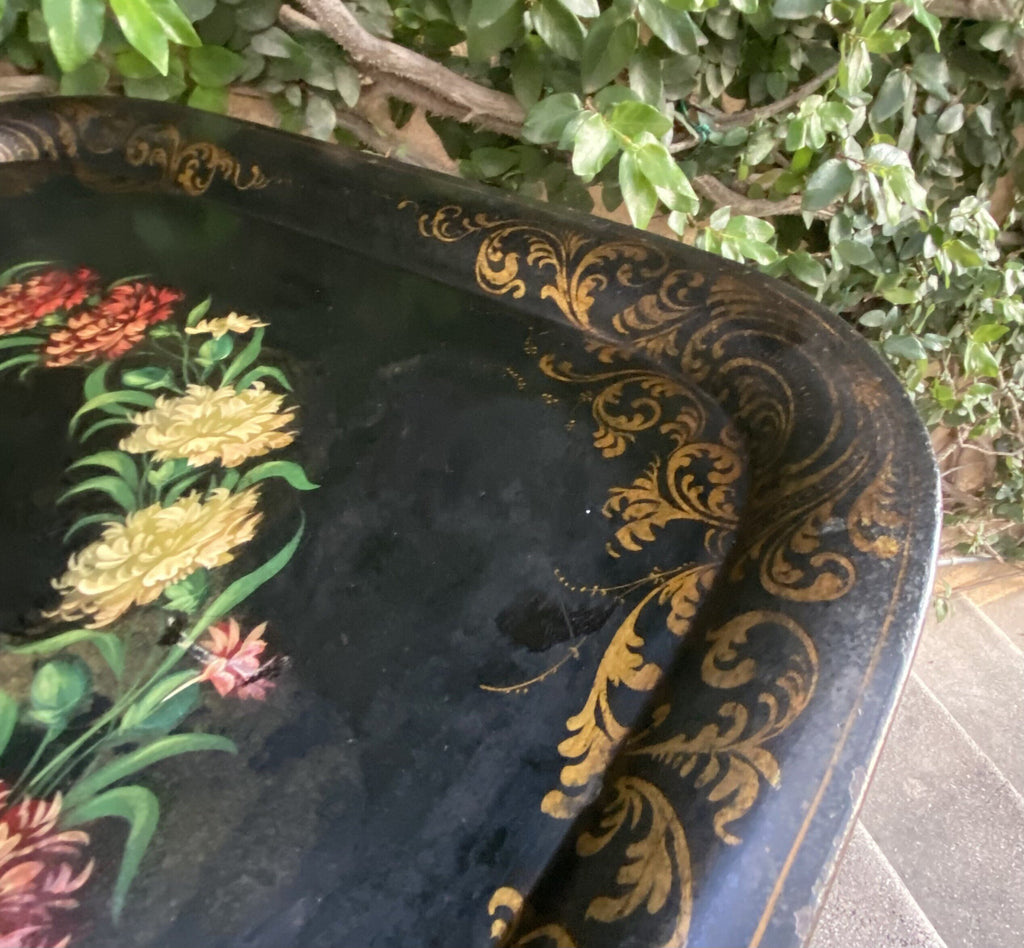 Bandeja de hierro flores y mariposa.