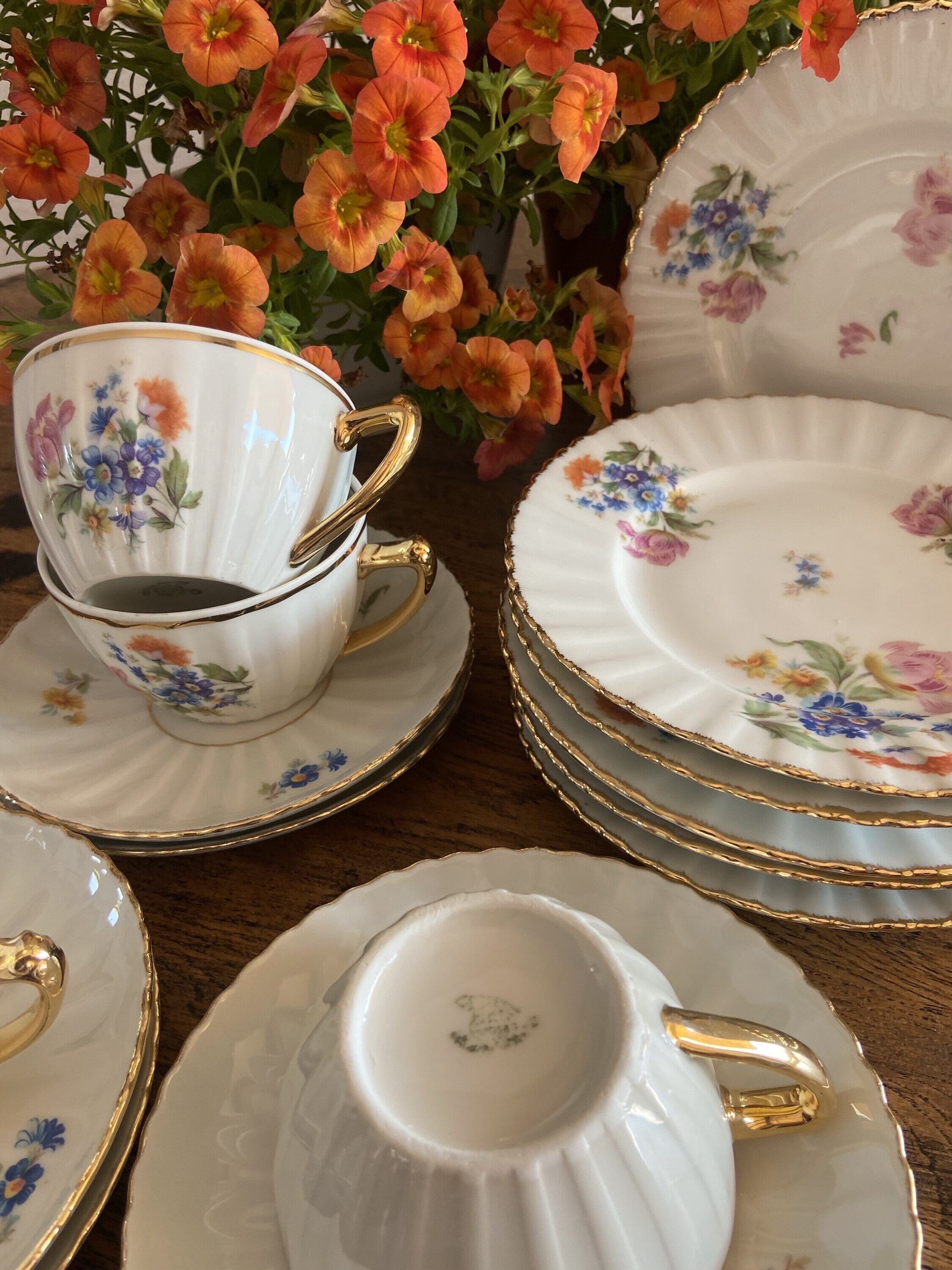 5 tazas de té desayuno y 6 platos de merienda en porcelana "Santa Clara".