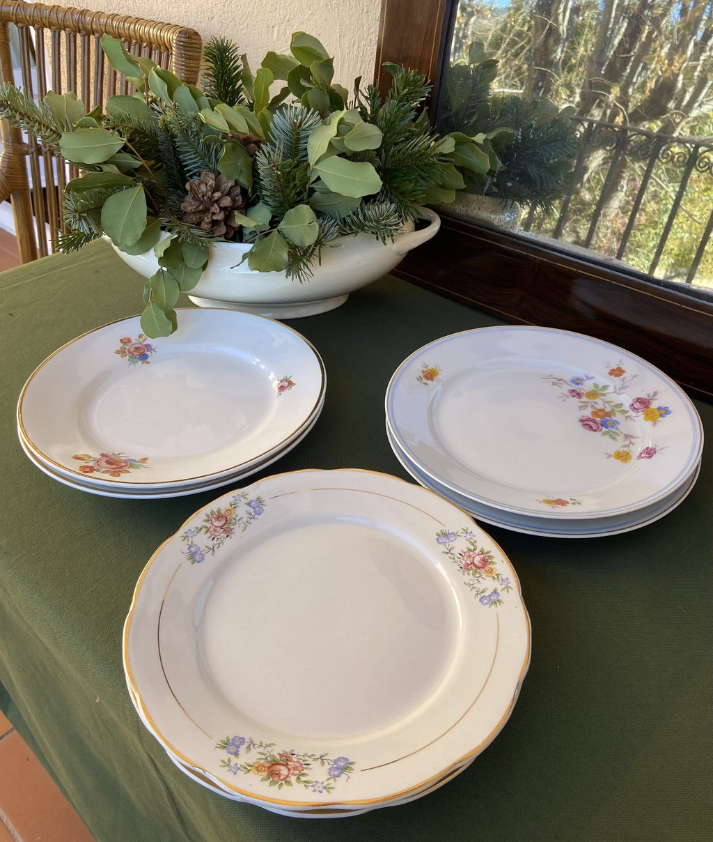 6 platos llanos con diferentes decorados y diferentes marcas.