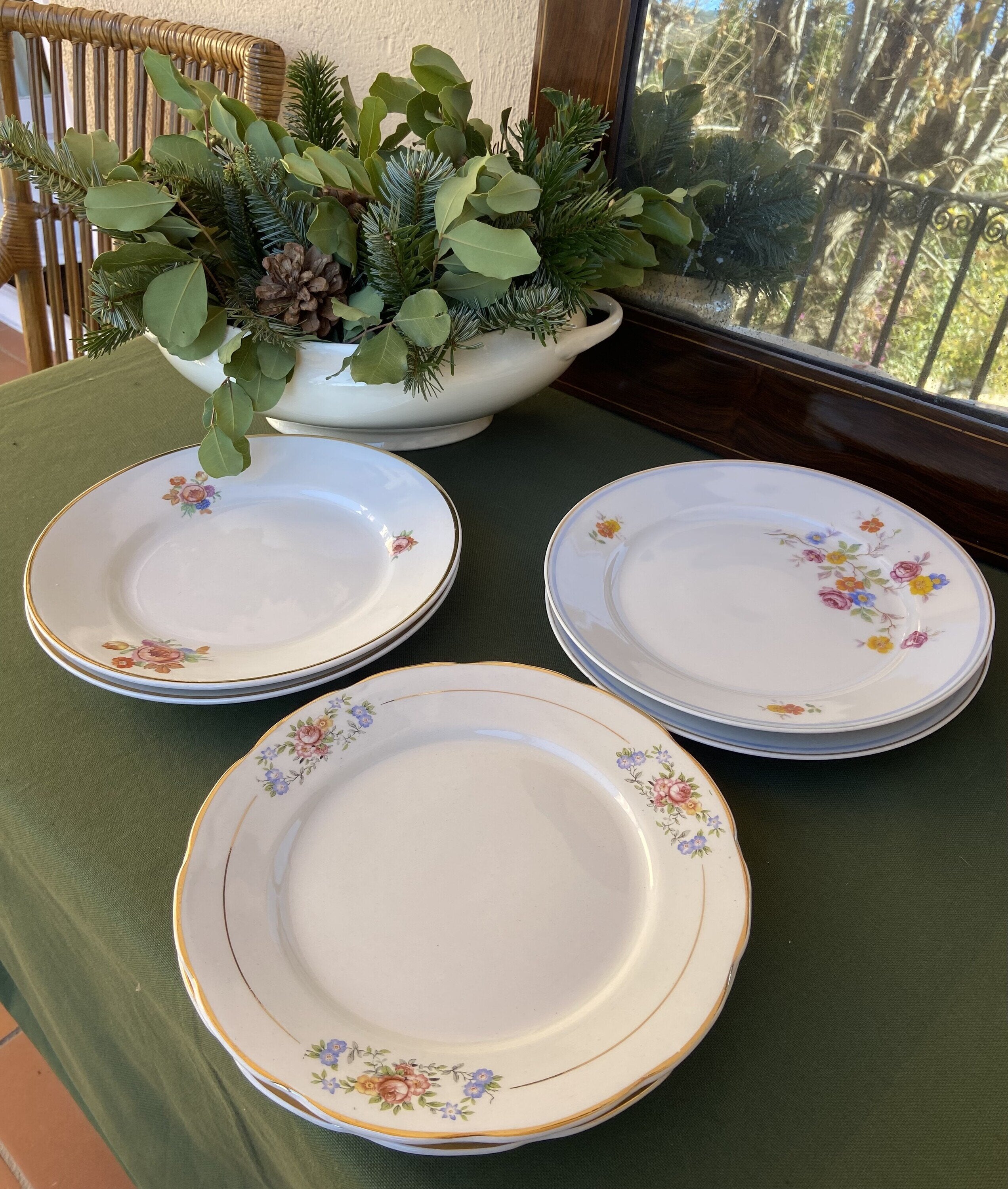 6 platos llanos con diferentes decorados y diferentes marcas.