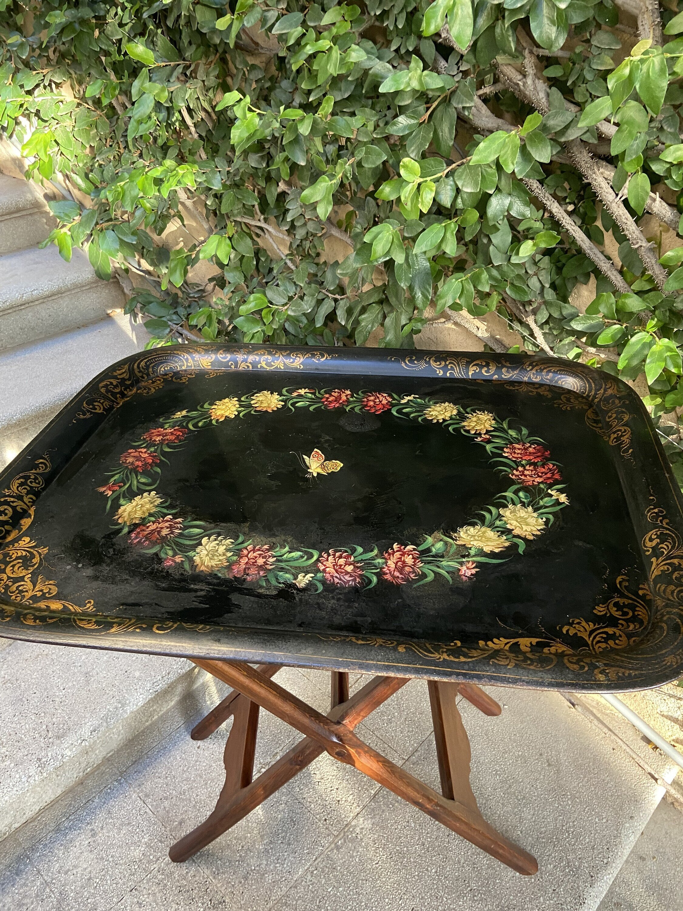 Bandeja de hierro flores y mariposa.