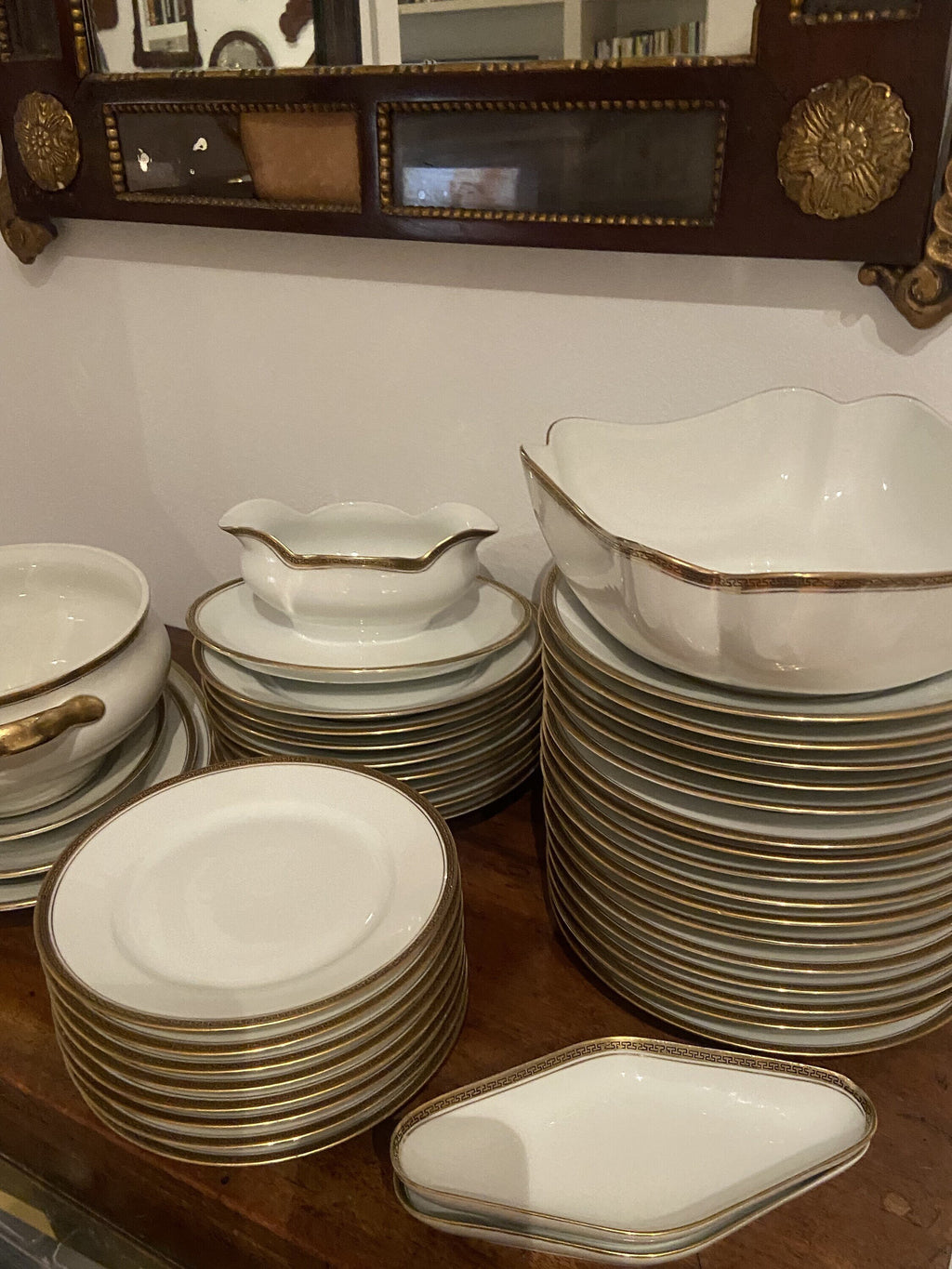 Vajilla en porcelana blanca con filo dorado "Bidasoa". para 8 comensales