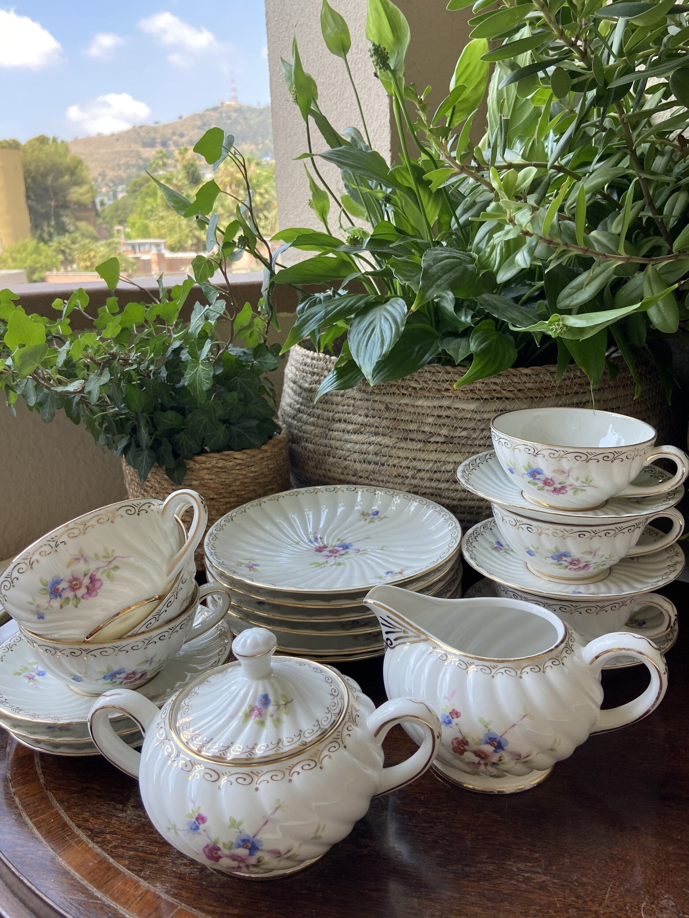 6 tazas de té, azucarero, lechera y 6 platos merienda.