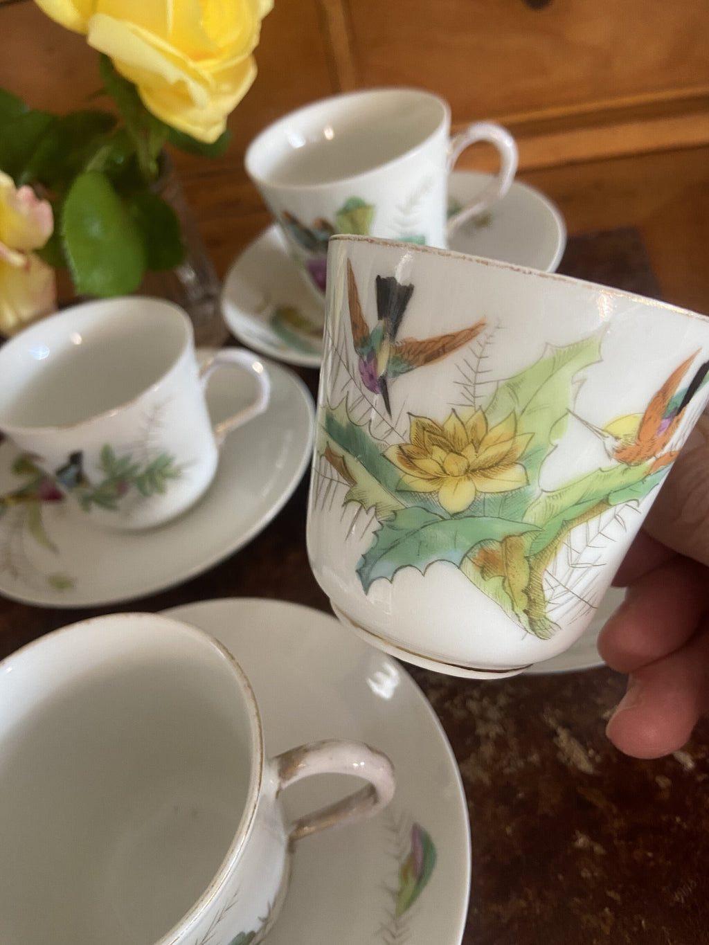 4 tazas de café en porcelana decoradas con pajaros.