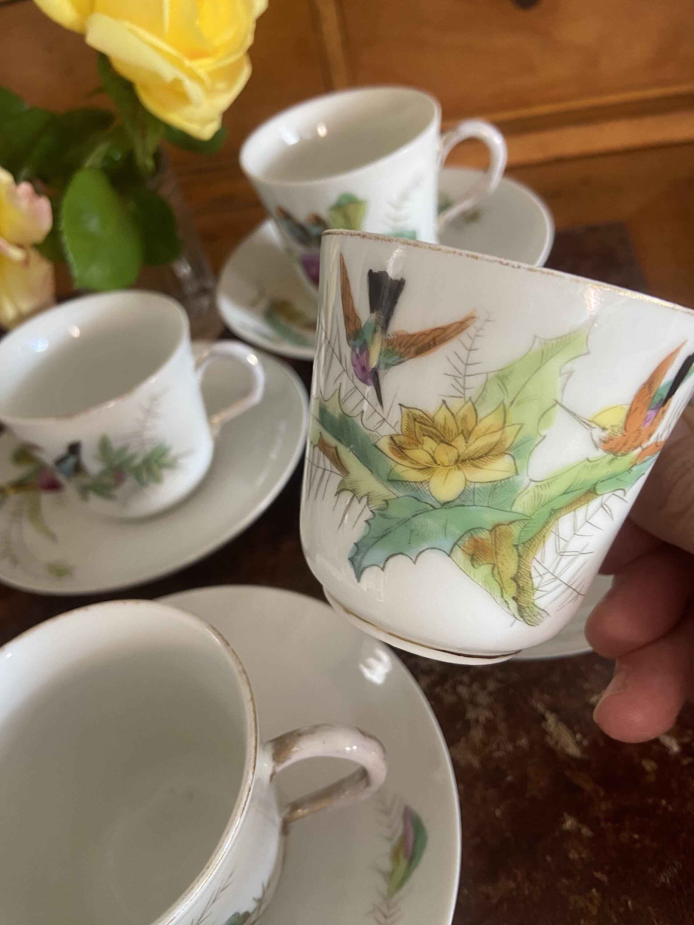 4 tazas de café en porcelana decoradas con pajaros.