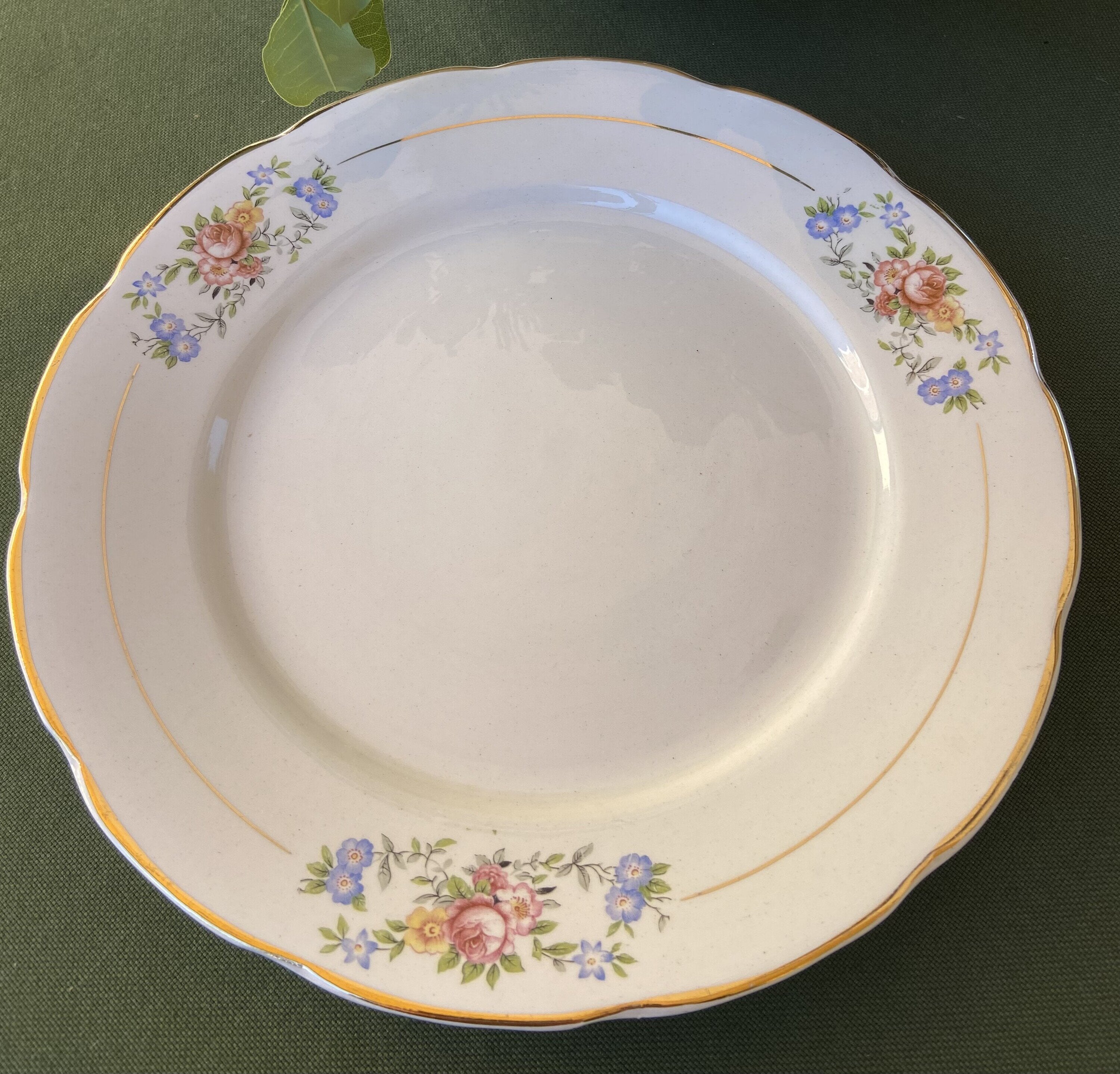 6 platos llanos con diferentes decorados y diferentes marcas.