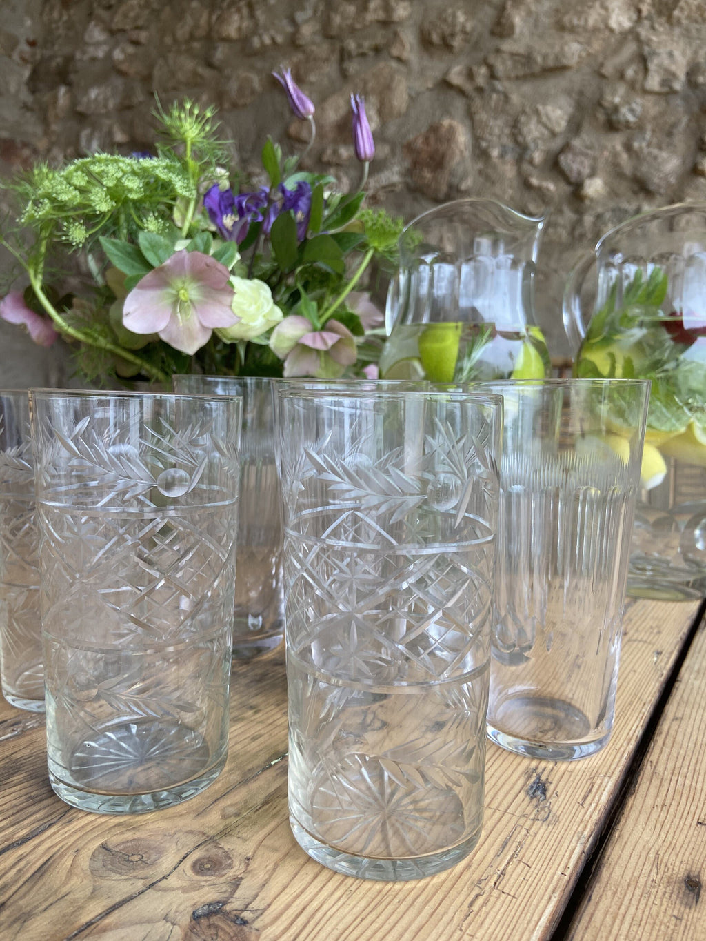 8 vasos de refresco en cristal con diferentes tallas.