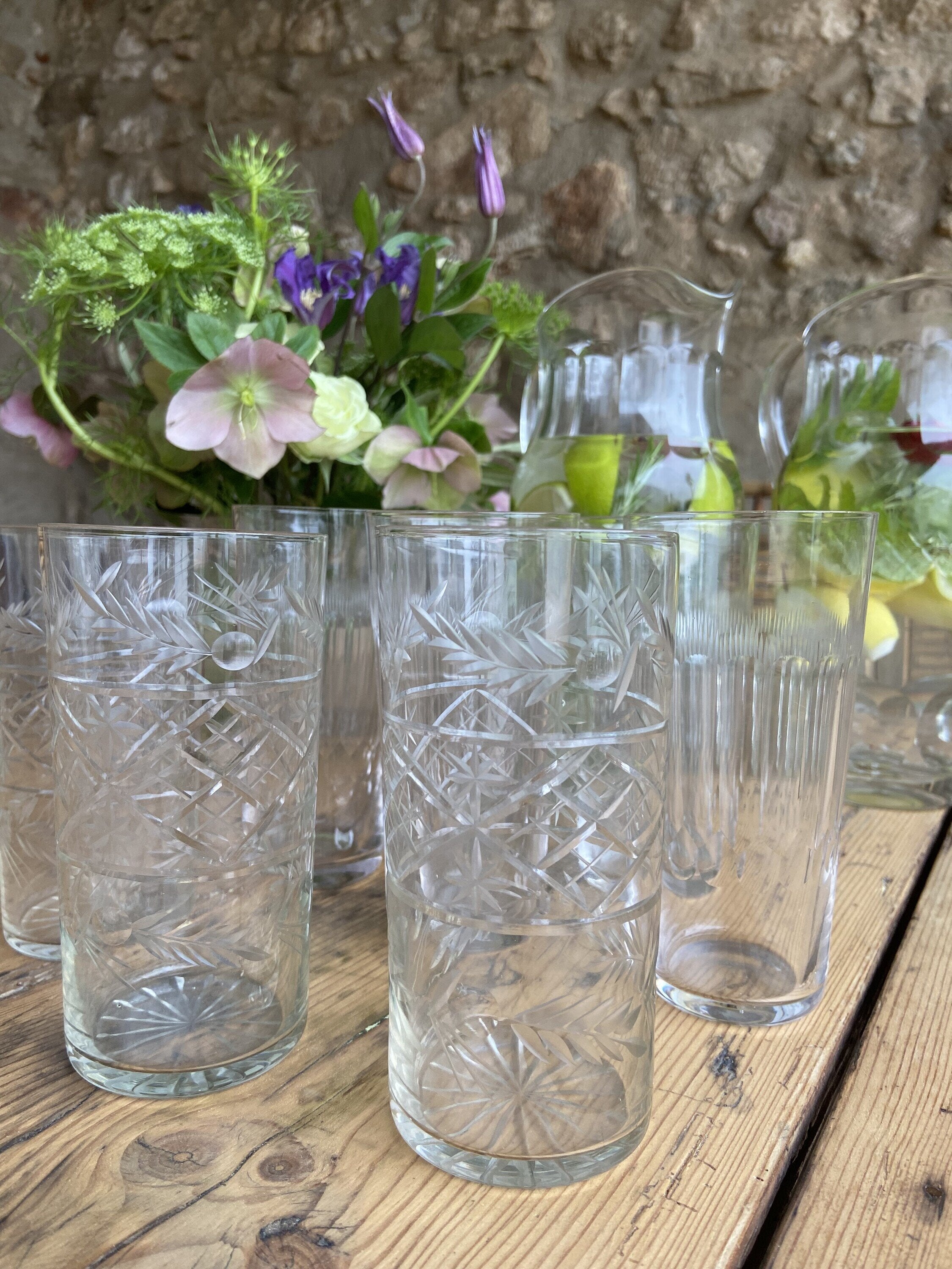 8 vasos de refresco en cristal con diferentes tallas.