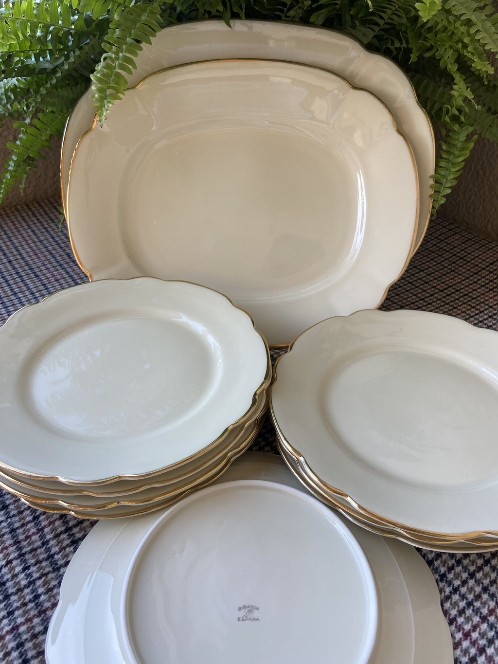 2 fuentes y 8 platos de postre en porcelana "Bidasoa".