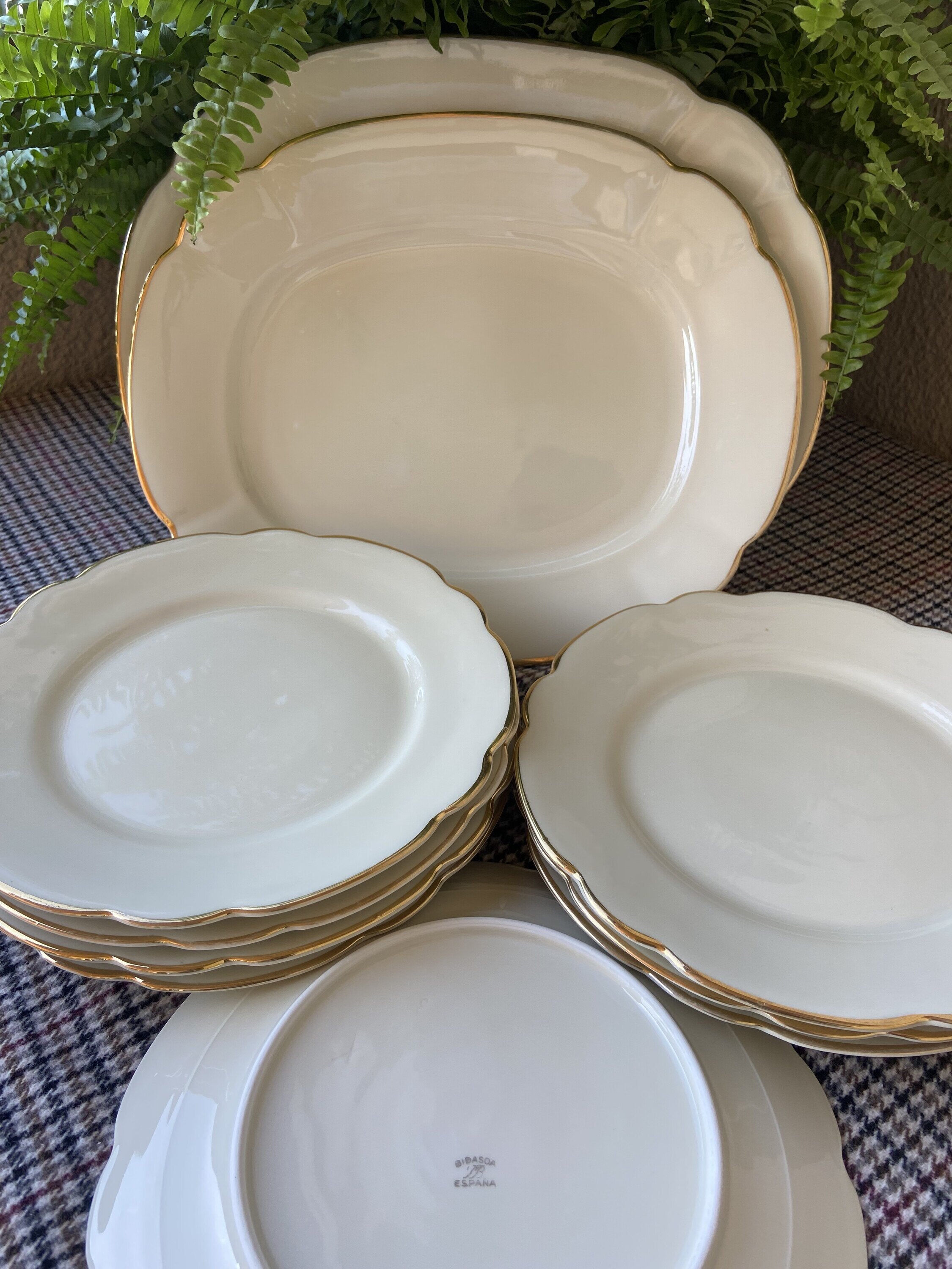 2 fuentes y 8 platos de postre en porcelana "Bidasoa".