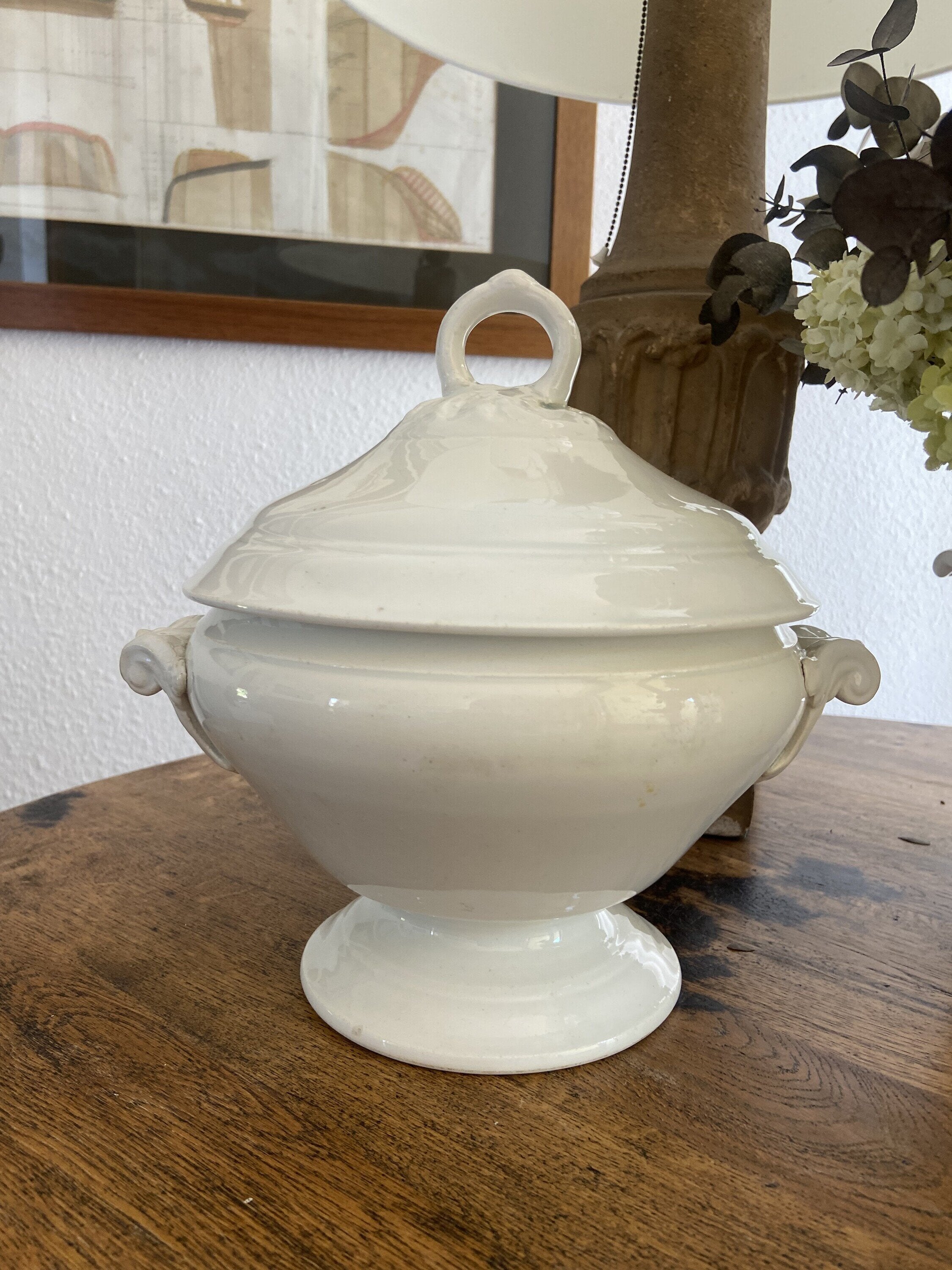 Sopera redonda blanca en porcelana  francesa "Luneville"