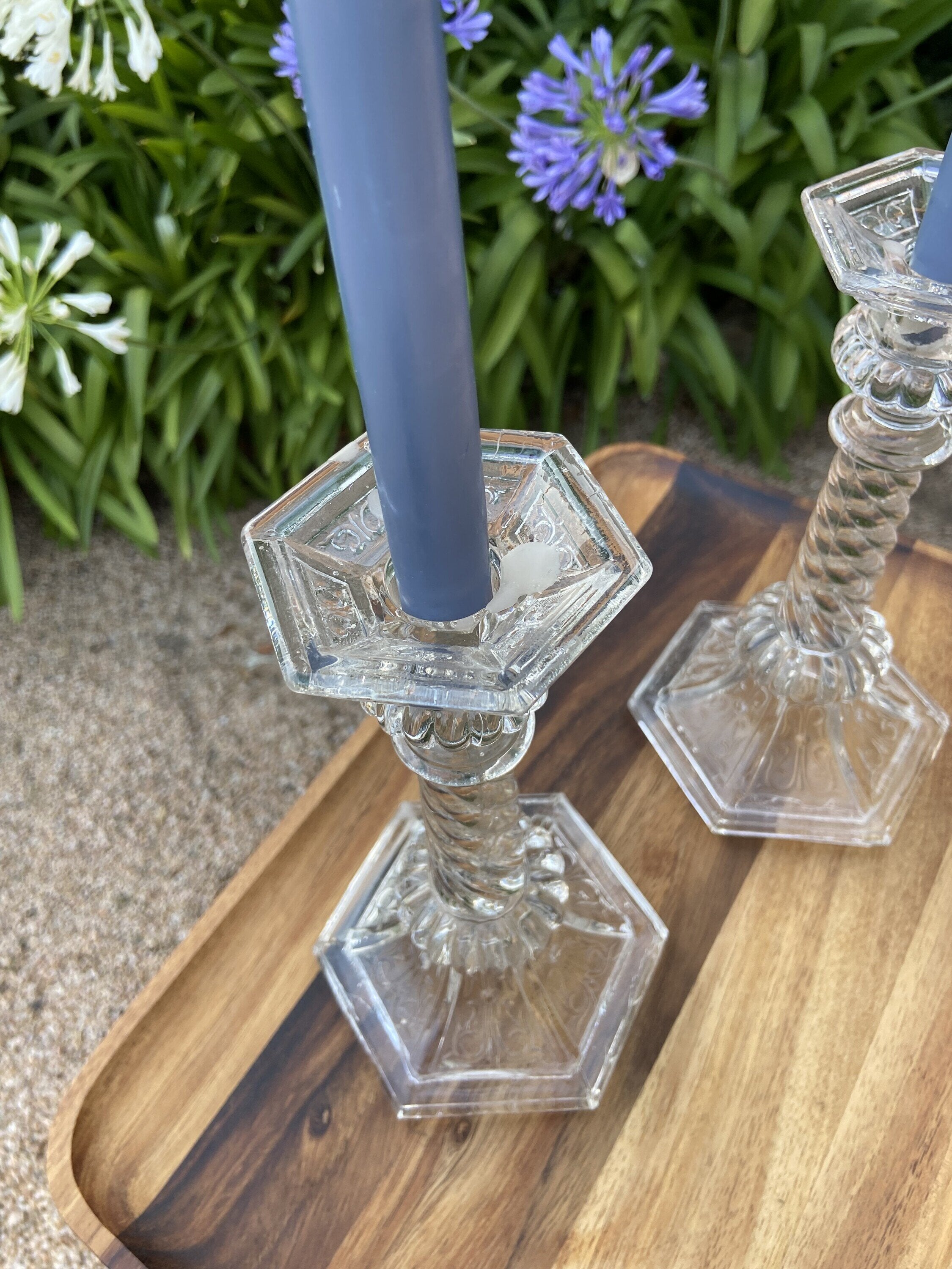 Pareja candelabros en vidrio prensado.