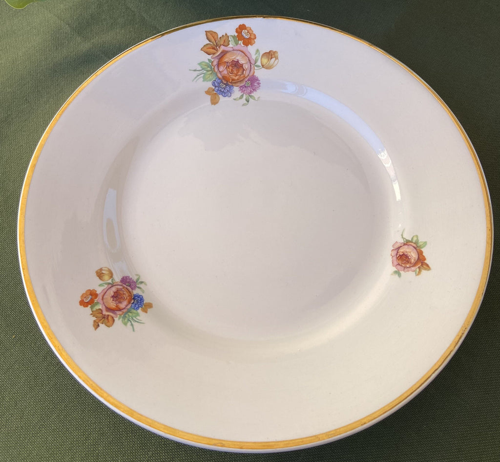 6 platos llanos con diferentes decorados y diferentes marcas.