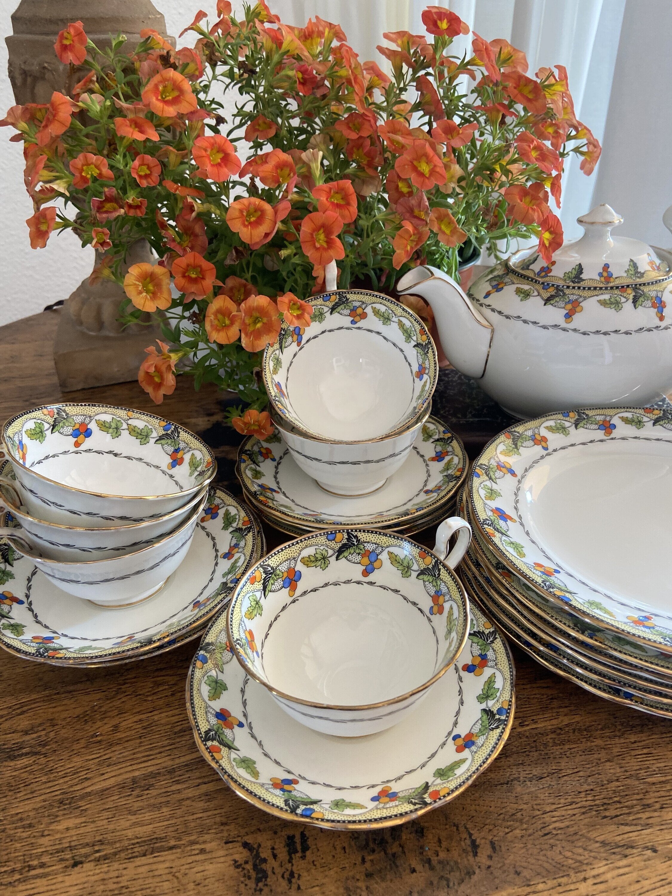 Tetera, 6 tazas de té/desayuno y 6 platos en porcelana inglesa "Ansley".