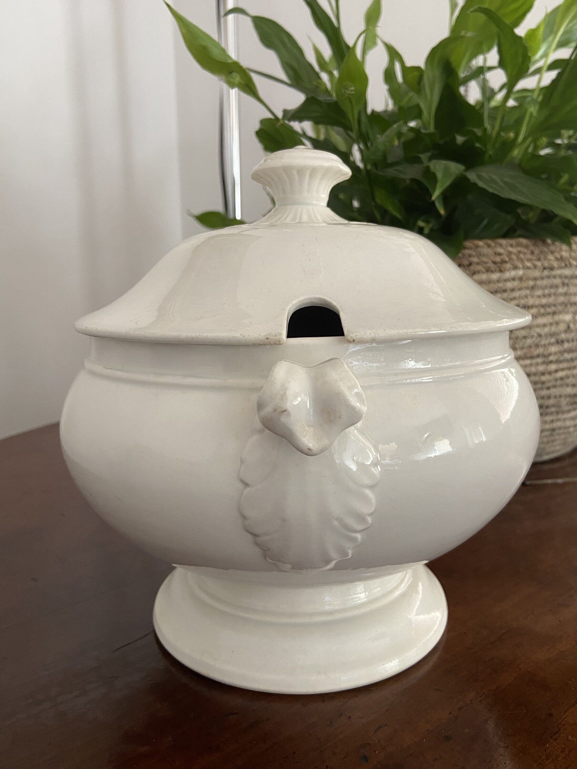 Sopera redonda en porcelana blanca.