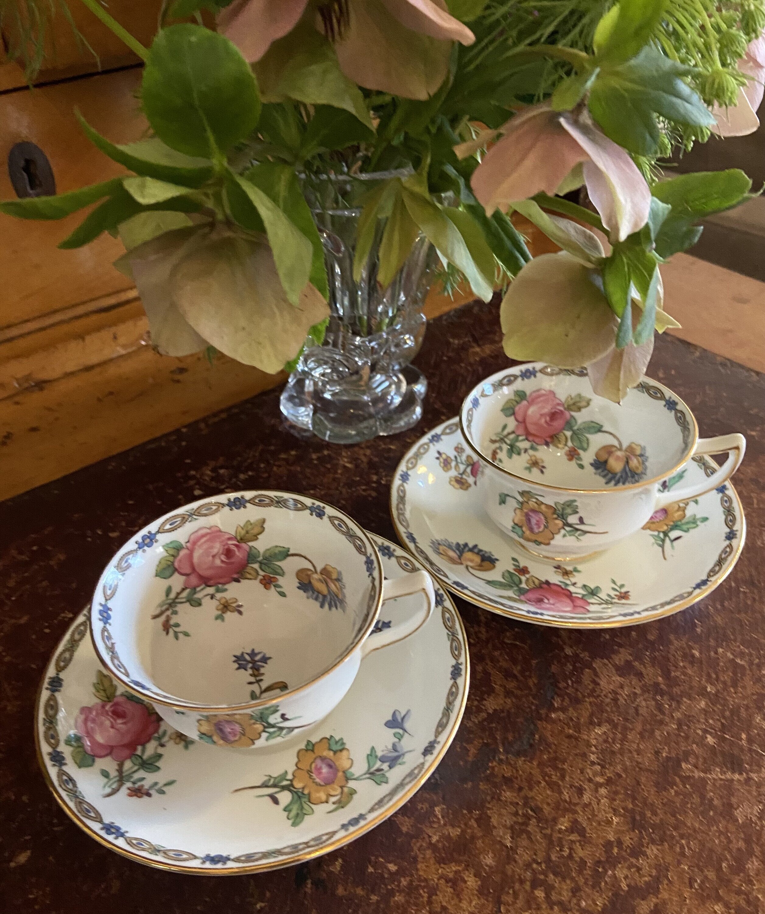 Pareja de tazas decafe en fina porcelana inglesa "Aynsley".