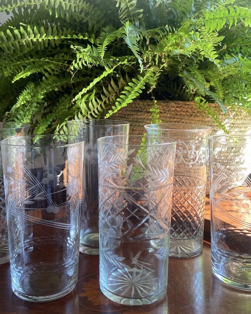6 vasos de refresco con diferentes tallas.