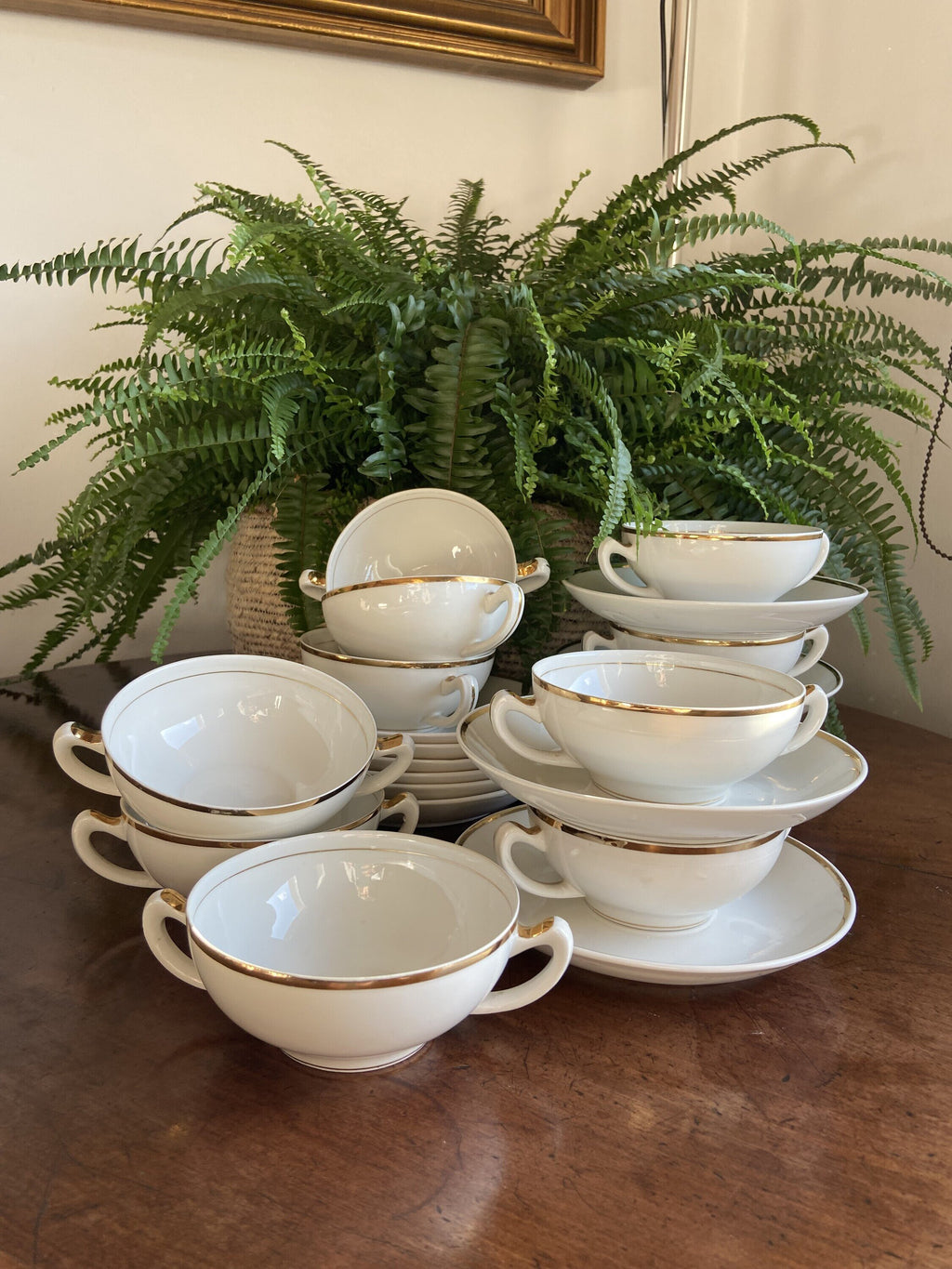 12 tazas de consomé en porcelana blanca con filo dorado