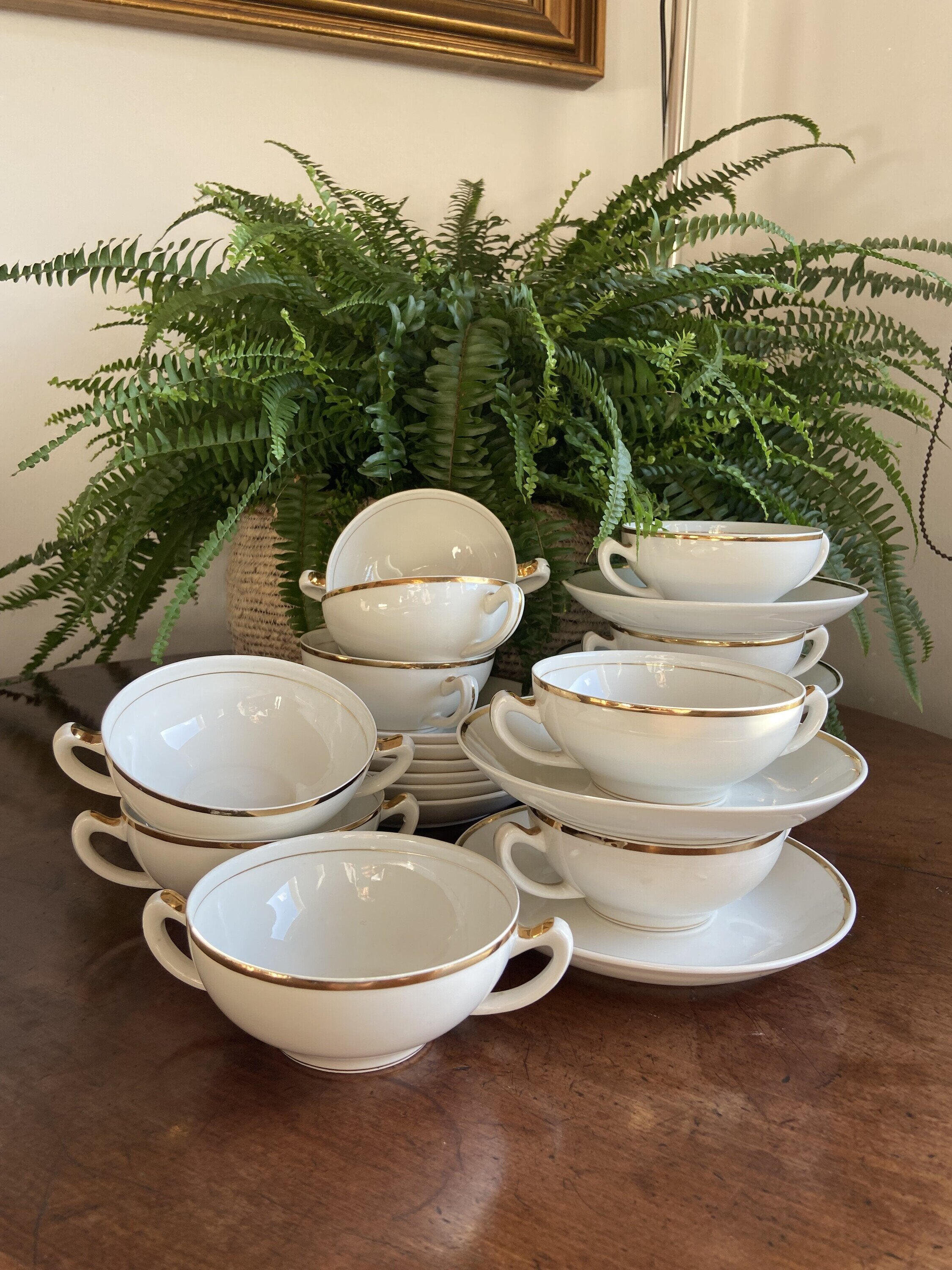 12 tazas de consomé en porcelana blanca con filo dorado