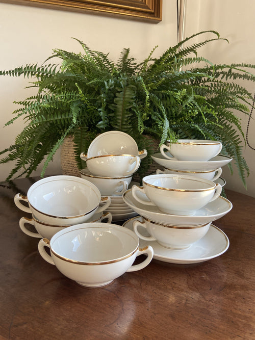 12 tazas de consomé en porcelana blanca con filo dorado