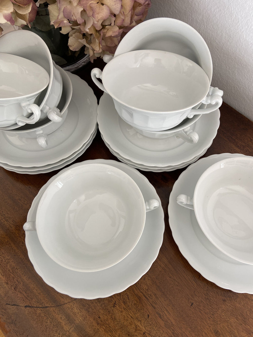 8 tazas de consomé en porcelana blanca