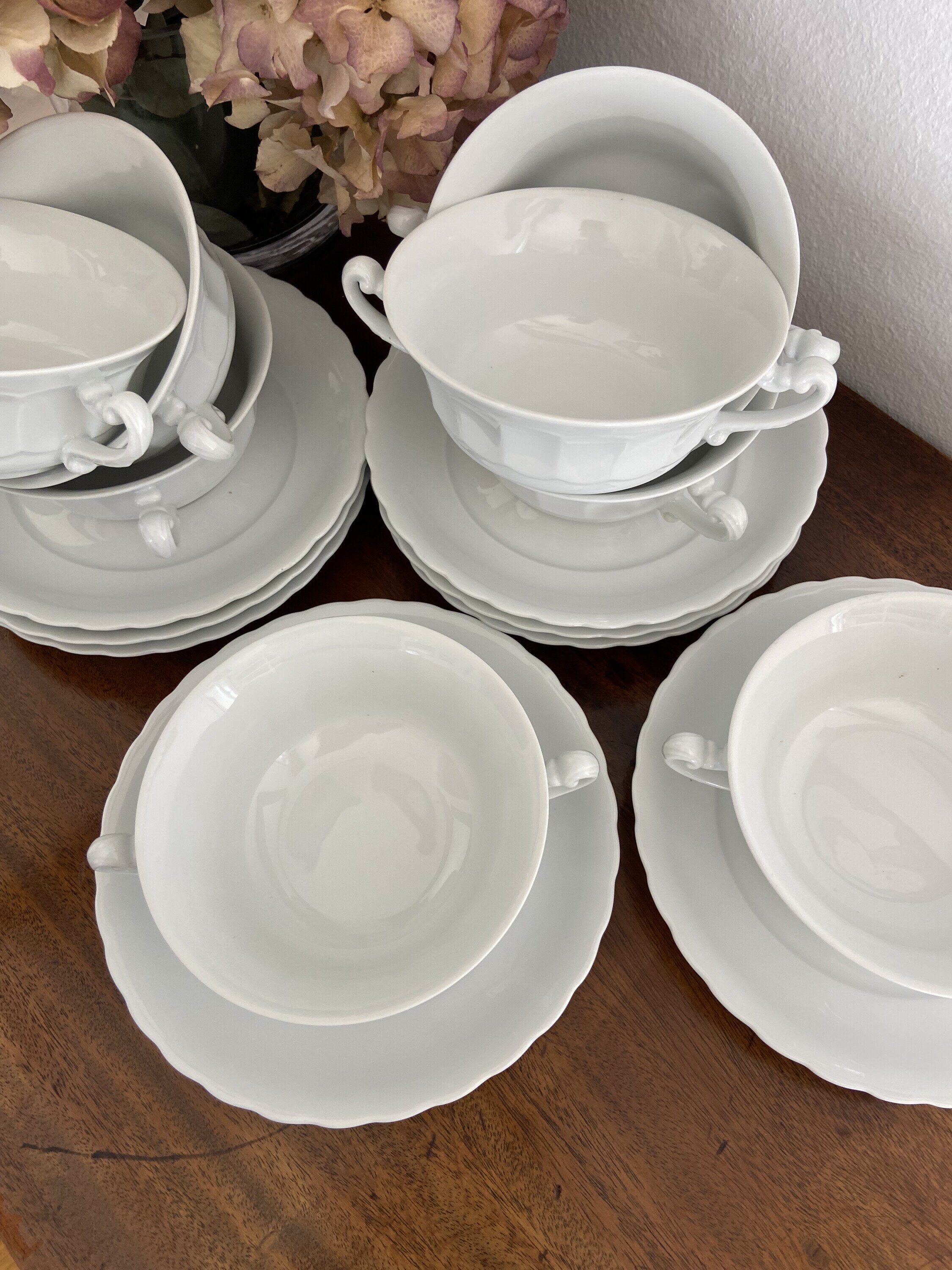8 tazas de consomé en porcelana blanca